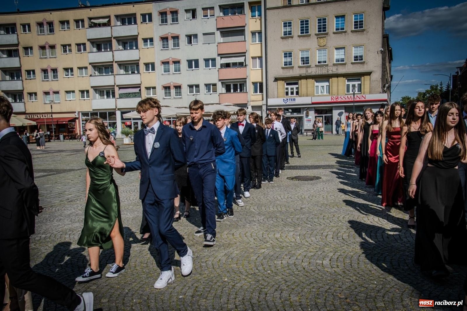 Zdjęcie w galerii na portalu naszraciborz.pl: Polonez ósmoklasistów SP 15 na raciborskim rynku wiadomości z regionu