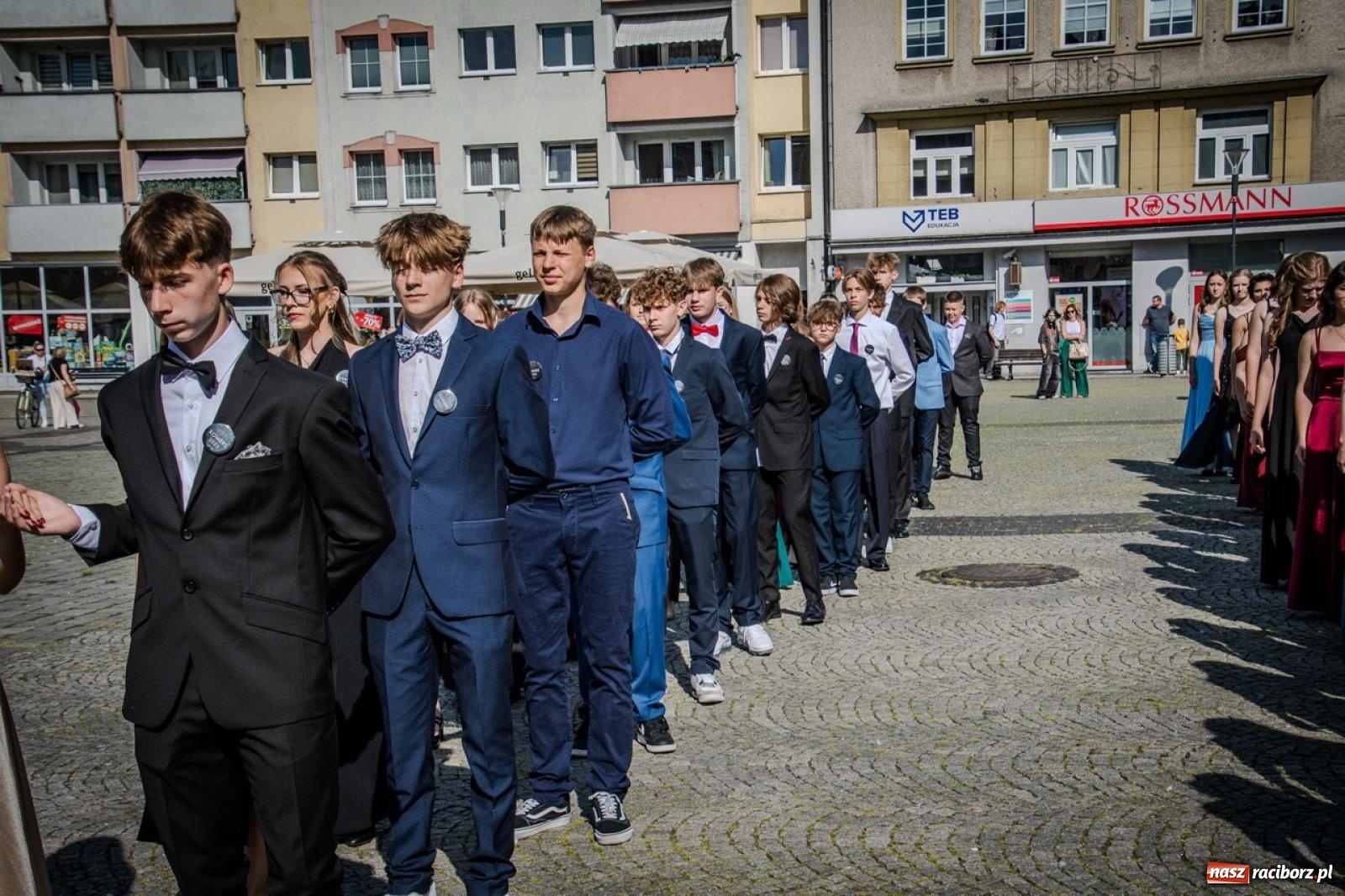 Zdjęcie w galerii na portalu naszraciborz.pl: Polonez ósmoklasistów SP 15 na raciborskim rynku wiadomości z regionu
