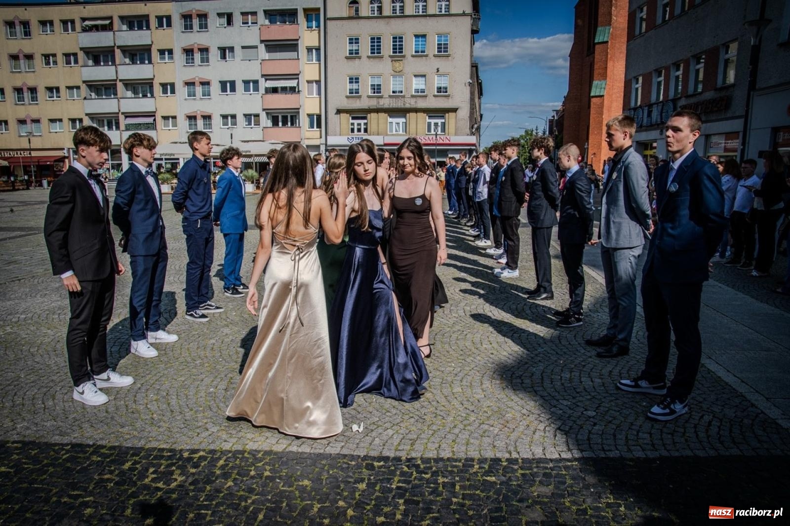 Zdjęcie w galerii na portalu naszraciborz.pl: Polonez ósmoklasistów SP 15 na raciborskim rynku wiadomości z regionu