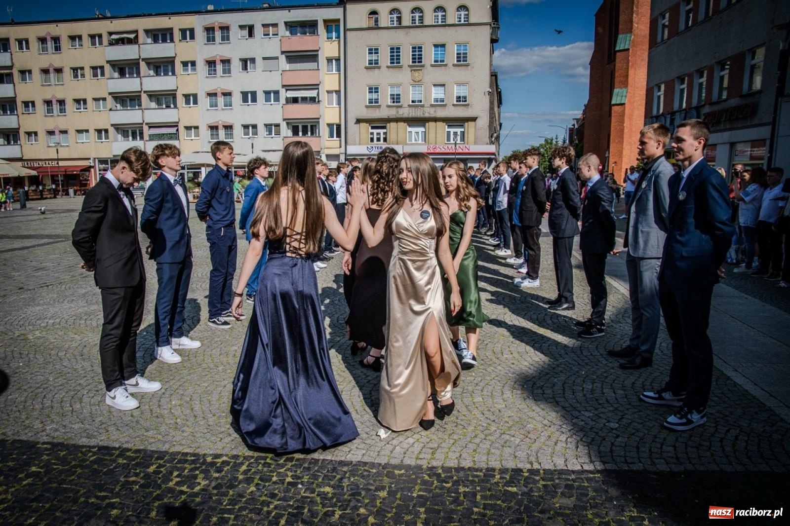 Zdjęcie w galerii na portalu naszraciborz.pl: Polonez ósmoklasistów SP 15 na raciborskim rynku wiadomości z regionu