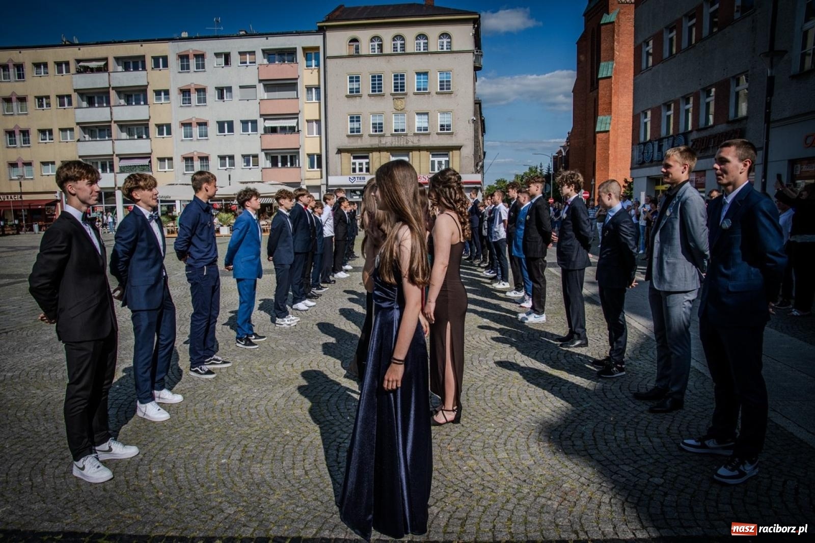 Zdjęcie w galerii na portalu naszraciborz.pl: Polonez ósmoklasistów SP 15 na raciborskim rynku wiadomości z regionu