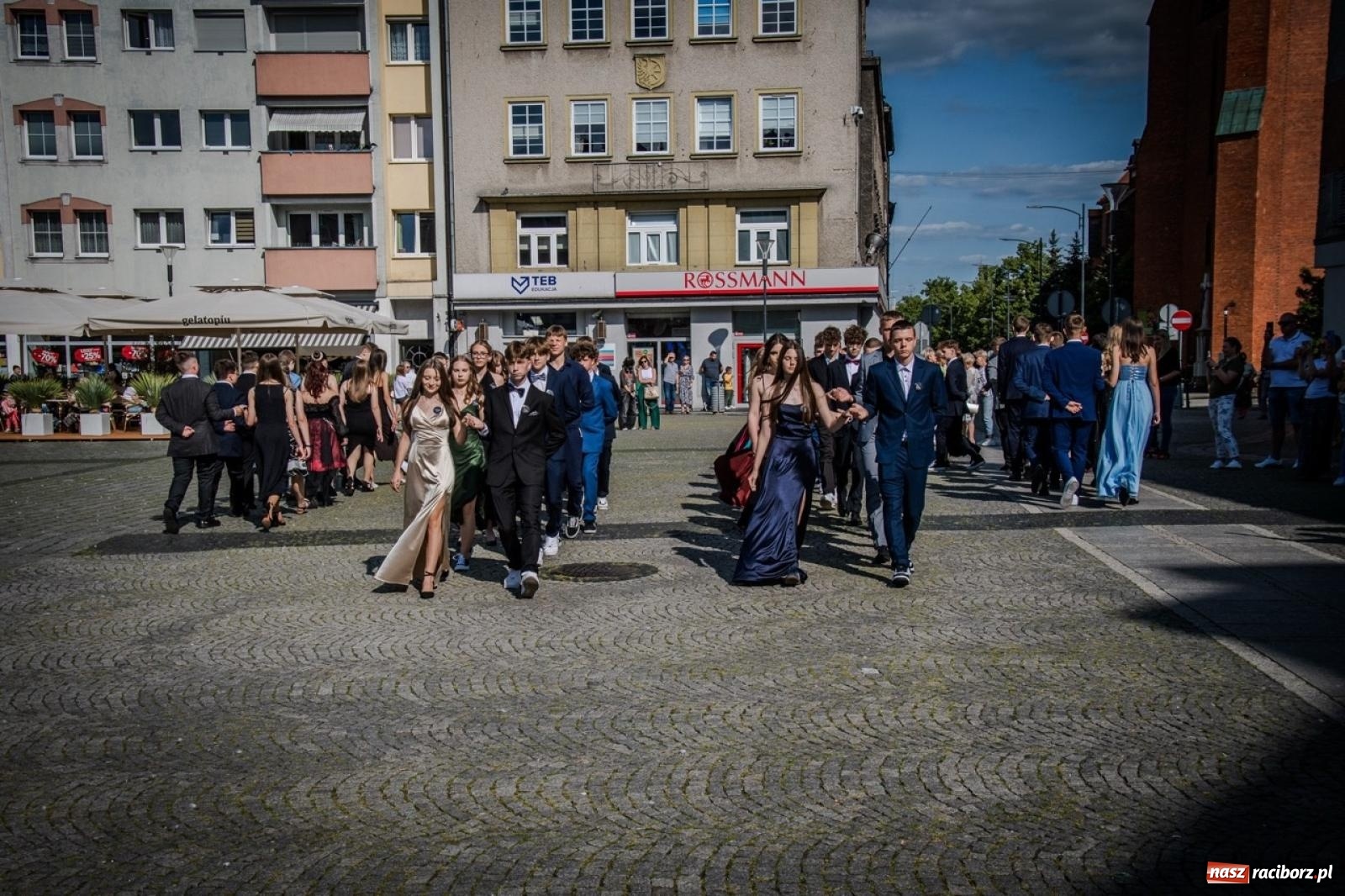 Zdjęcie w galerii na portalu naszraciborz.pl: Polonez ósmoklasistów SP 15 na raciborskim rynku wiadomości z regionu