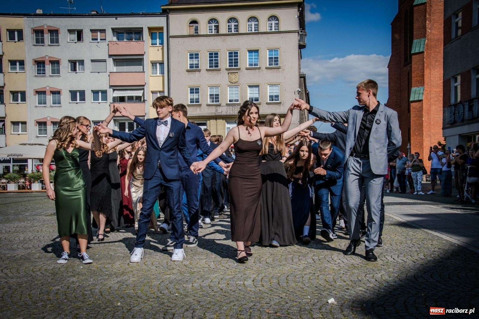 Zdjęcie w galerii na portalu naszraciborz.pl: Polonez ósmoklasistów SP 15 na raciborskim rynku wiadomości z regionu