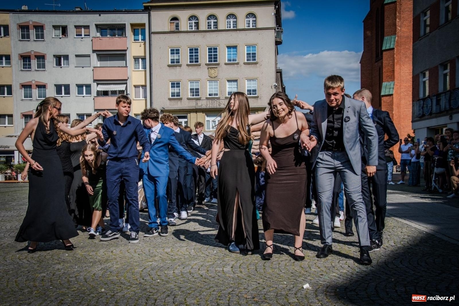 Zdjęcie w galerii na portalu naszraciborz.pl: Polonez ósmoklasistów SP 15 na raciborskim rynku wiadomości z regionu