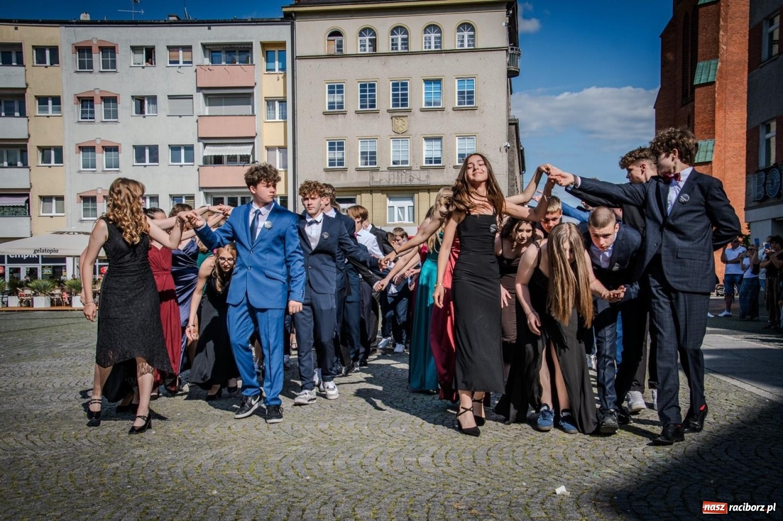 Zdjęcie w galerii na portalu naszraciborz.pl: Polonez ósmoklasistów SP 15 na raciborskim rynku wiadomości z regionu