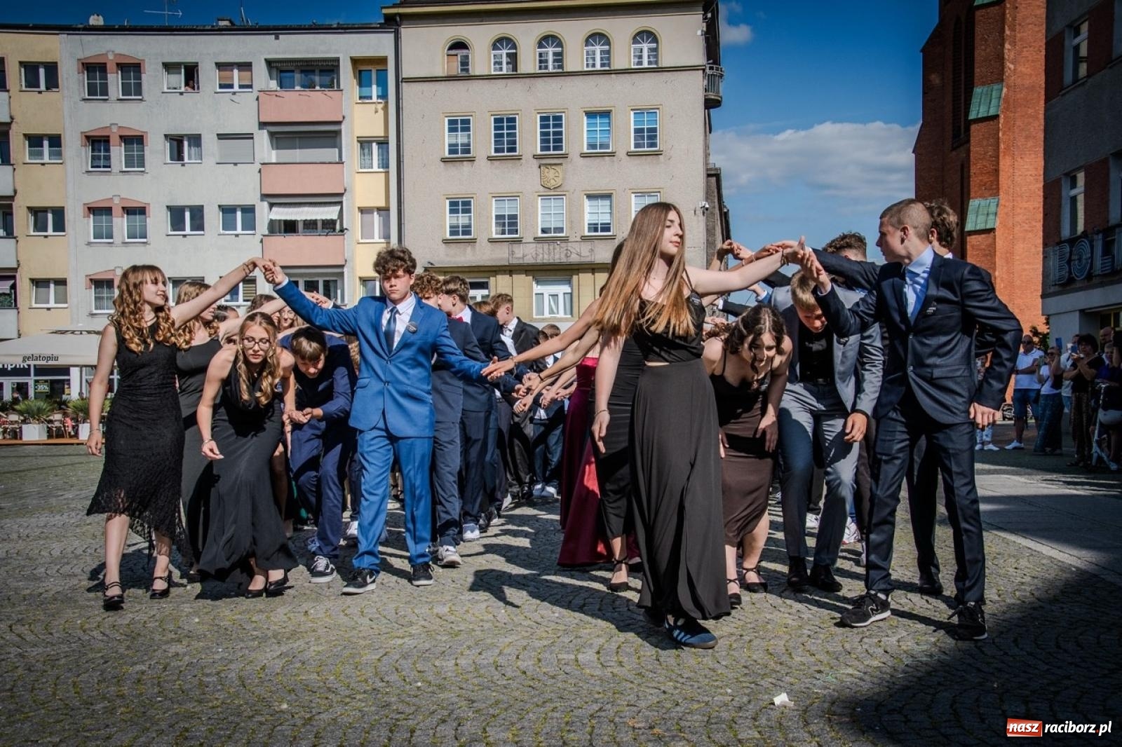 Zdjęcie w galerii na portalu naszraciborz.pl: Polonez ósmoklasistów SP 15 na raciborskim rynku wiadomości z regionu