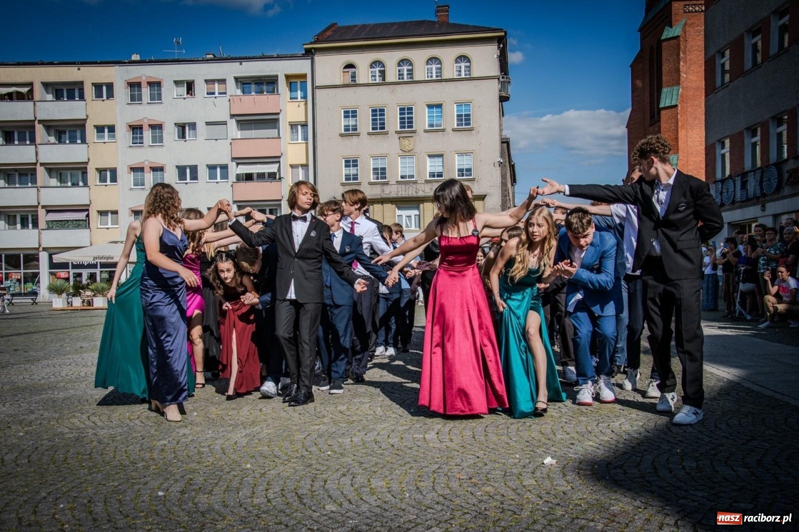 Zdjęcie w galerii na portalu naszraciborz.pl: Polonez ósmoklasistów SP 15 na raciborskim rynku wiadomości z regionu