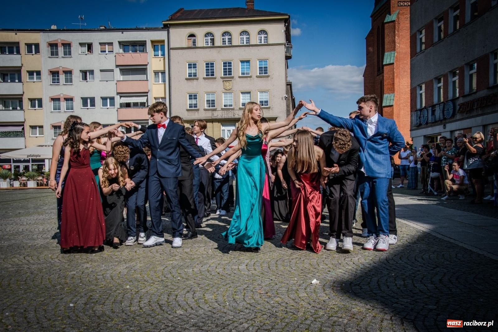 Zdjęcie w galerii na portalu naszraciborz.pl: Polonez ósmoklasistów SP 15 na raciborskim rynku wiadomości z regionu