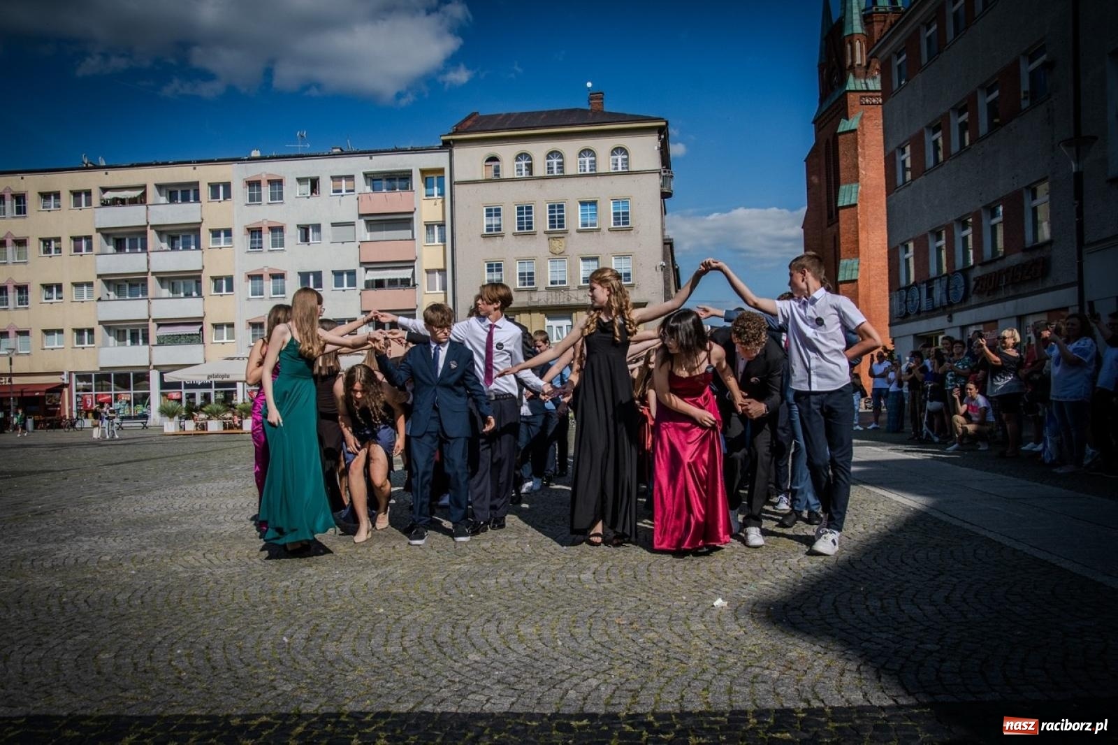 Zdjęcie w galerii na portalu naszraciborz.pl: Polonez ósmoklasistów SP 15 na raciborskim rynku wiadomości z regionu