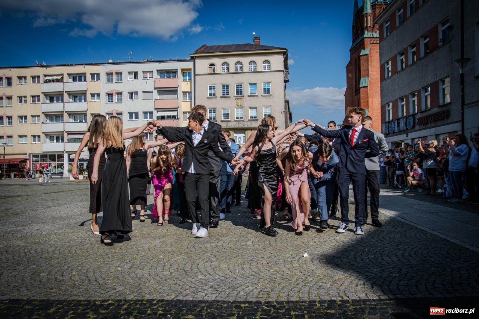 Zdjęcie w galerii na portalu naszraciborz.pl: Polonez ósmoklasistów SP 15 na raciborskim rynku wiadomości z regionu