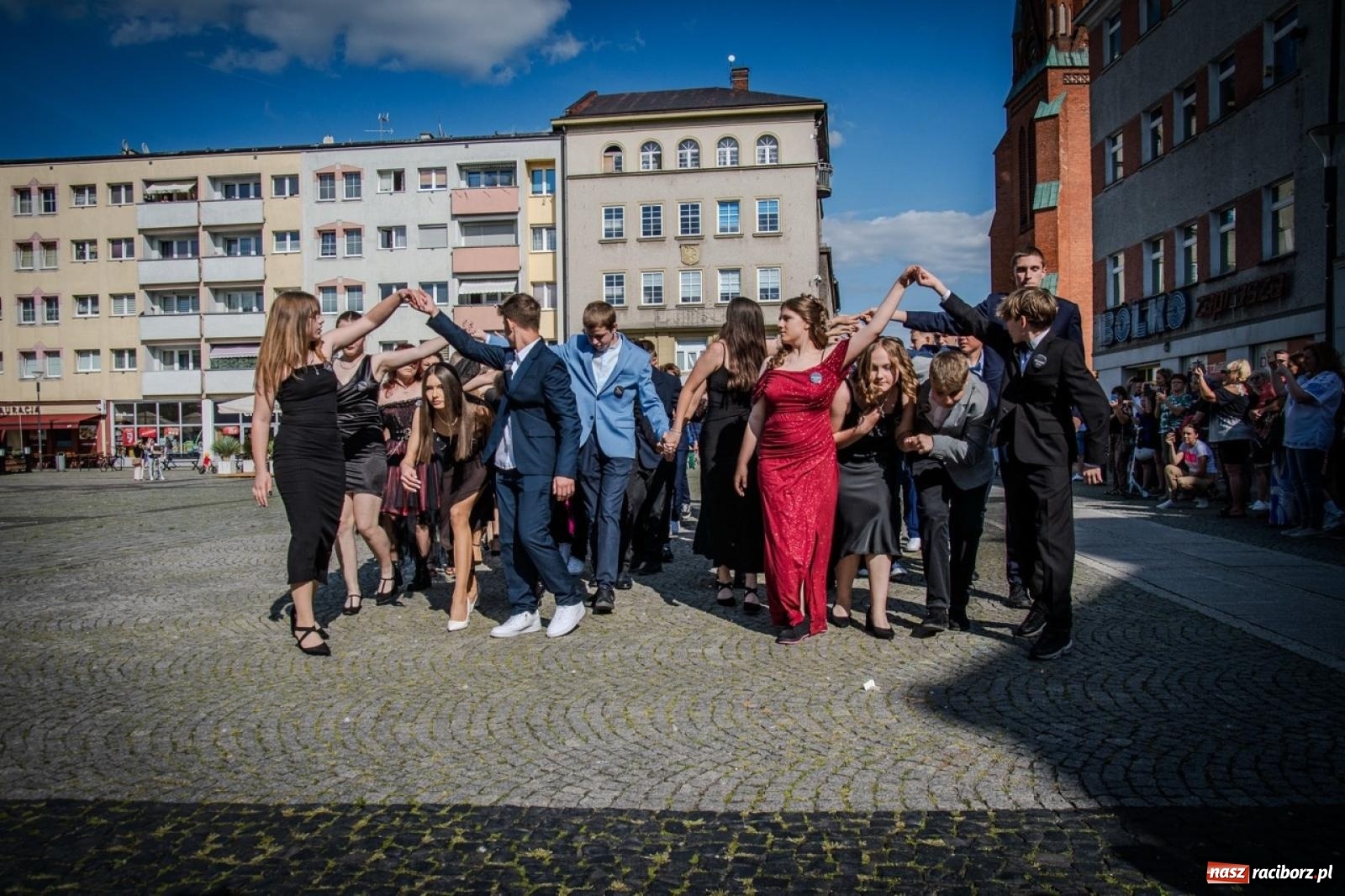 Zdjęcie w galerii na portalu naszraciborz.pl: Polonez ósmoklasistów SP 15 na raciborskim rynku wiadomości z regionu