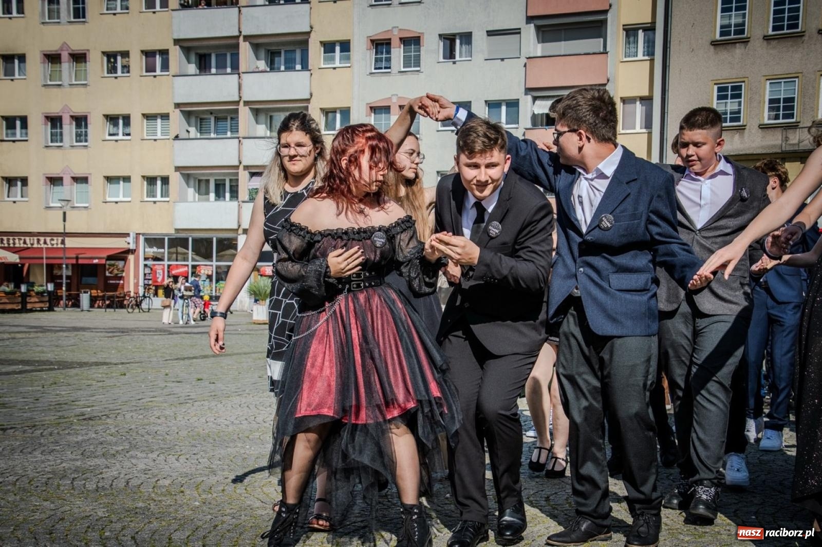 Zdjęcie w galerii na portalu naszraciborz.pl: Polonez ósmoklasistów SP 15 na raciborskim rynku wiadomości z regionu