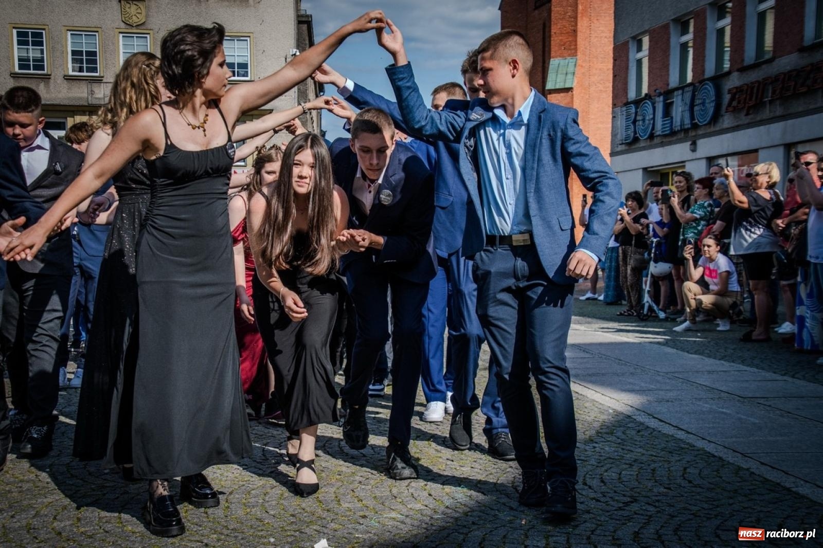 Zdjęcie w galerii na portalu naszraciborz.pl: Polonez ósmoklasistów SP 15 na raciborskim rynku wiadomości z regionu