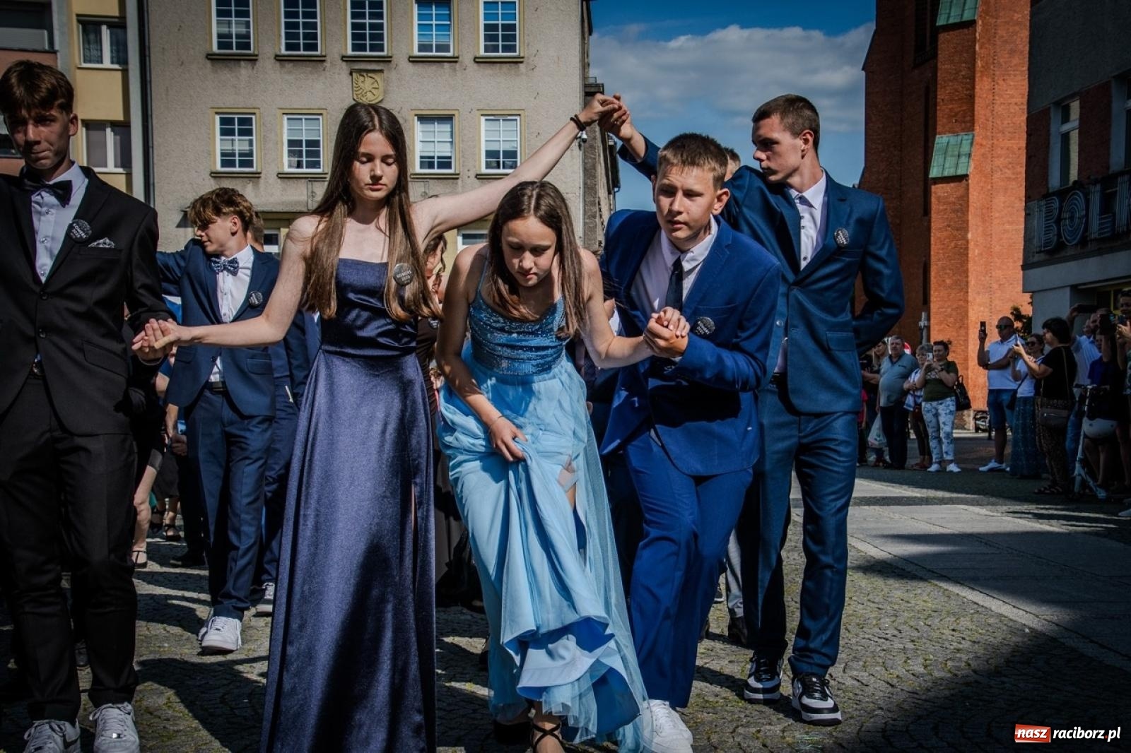 Zdjęcie w galerii na portalu naszraciborz.pl: Polonez ósmoklasistów SP 15 na raciborskim rynku wiadomości z regionu