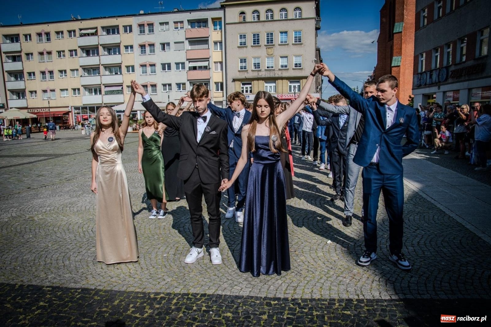 Zdjęcie w galerii na portalu naszraciborz.pl: Polonez ósmoklasistów SP 15 na raciborskim rynku wiadomości z regionu