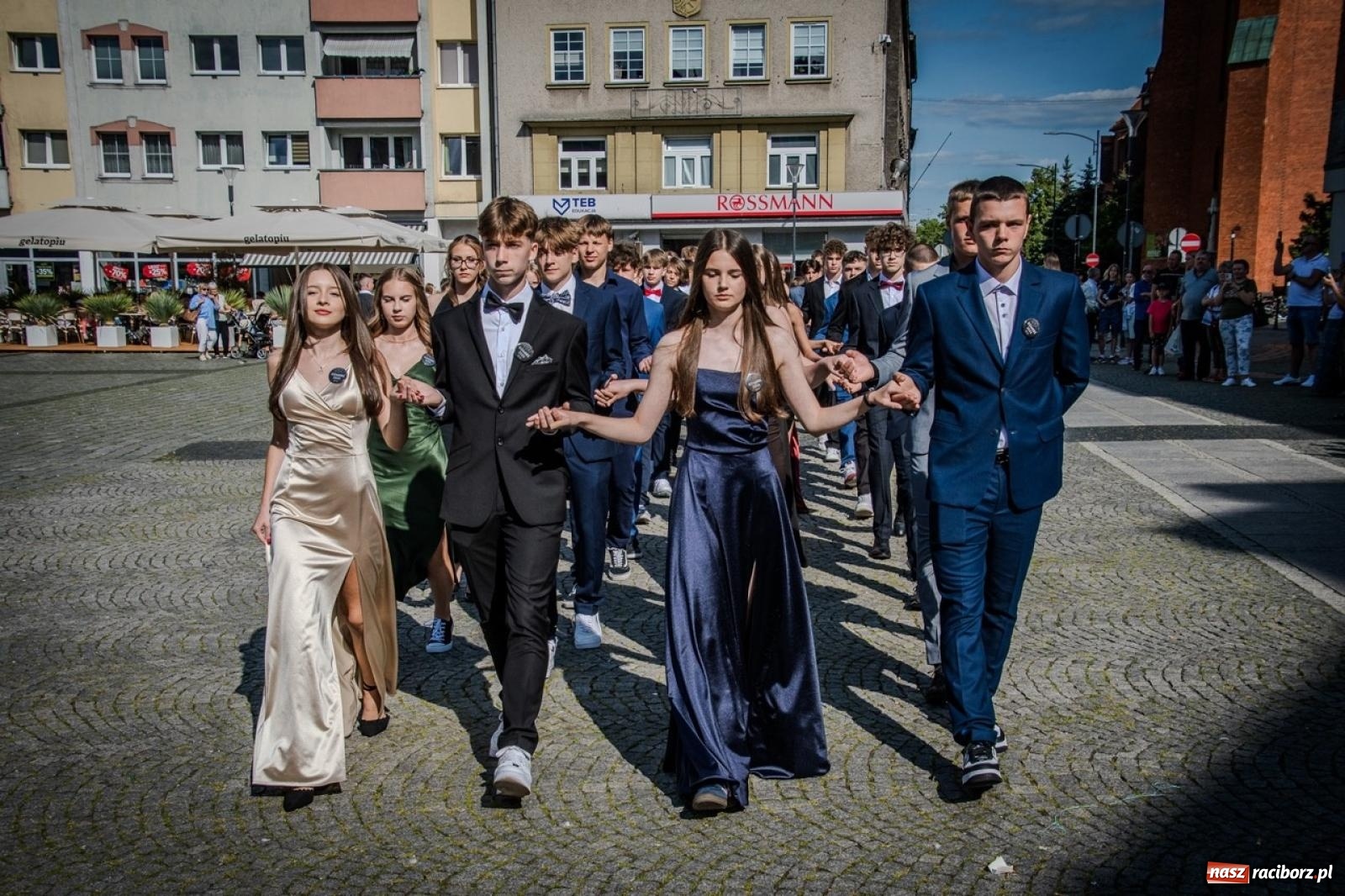 Zdjęcie w galerii na portalu naszraciborz.pl: Polonez ósmoklasistów SP 15 na raciborskim rynku wiadomości z regionu