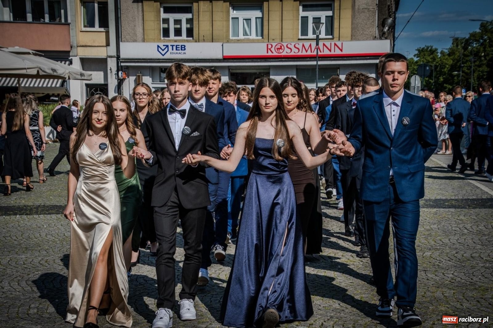 Zdjęcie w galerii na portalu naszraciborz.pl: Polonez ósmoklasistów SP 15 na raciborskim rynku wiadomości z regionu