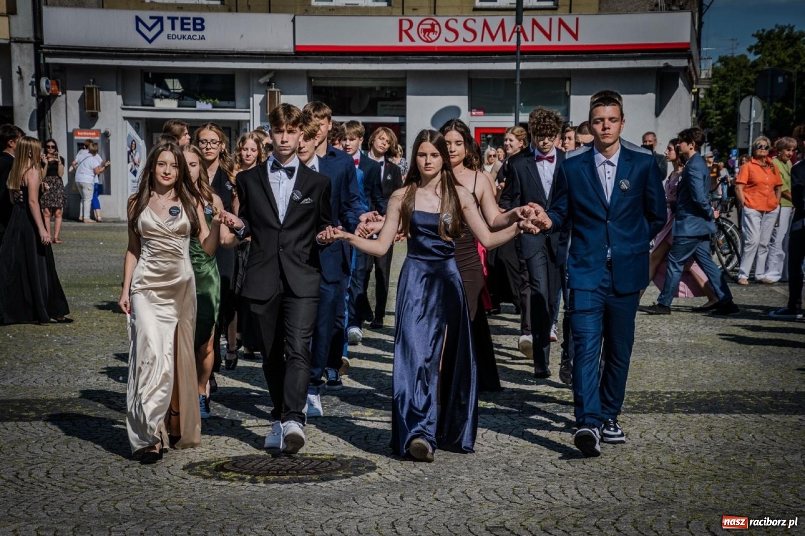 Zdjęcie w galerii na portalu naszraciborz.pl: Polonez ósmoklasistów SP 15 na raciborskim rynku wiadomości z regionu