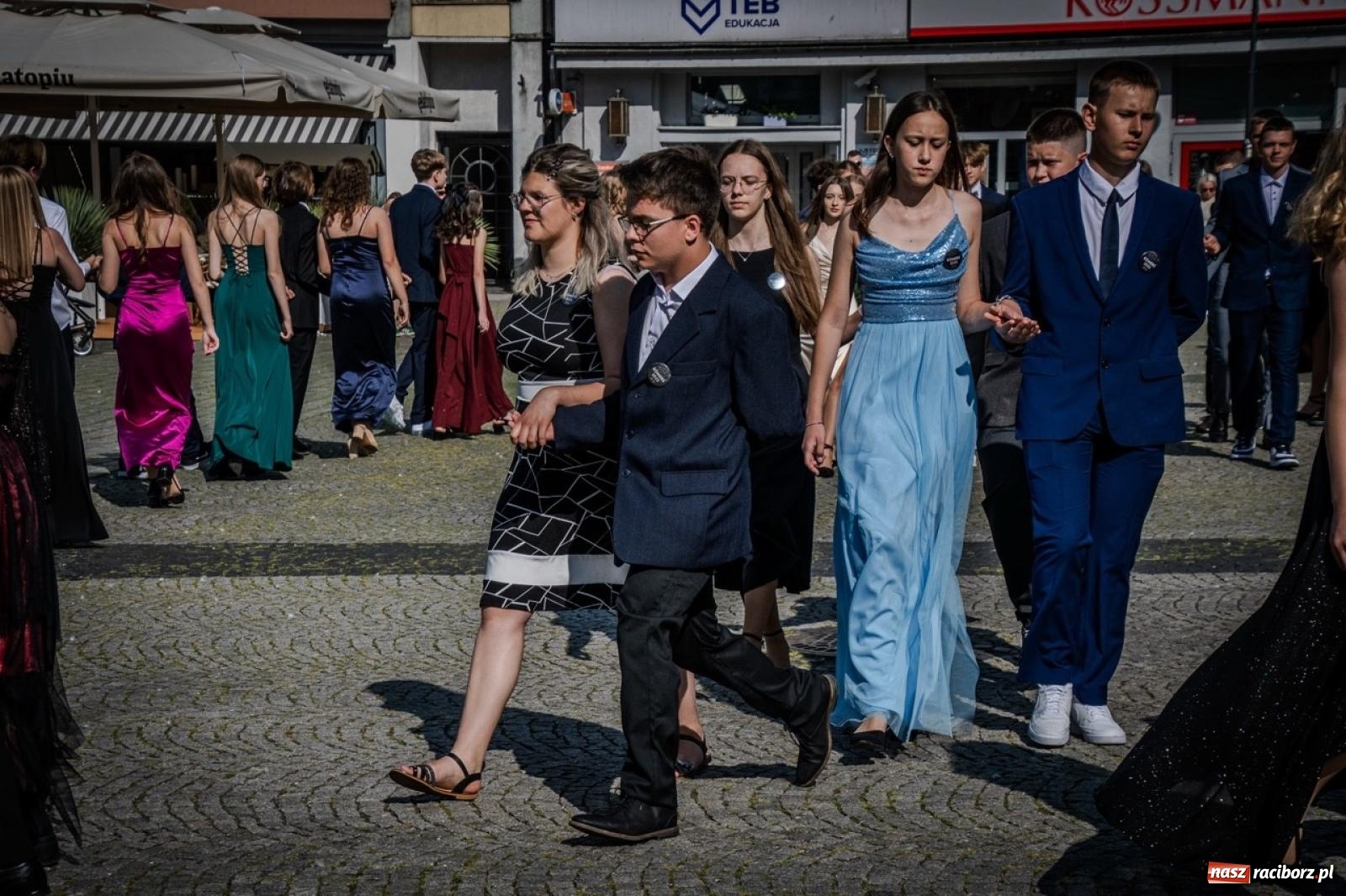 Zdjęcie w galerii na portalu naszraciborz.pl: Polonez ósmoklasistów SP 15 na raciborskim rynku wiadomości z regionu