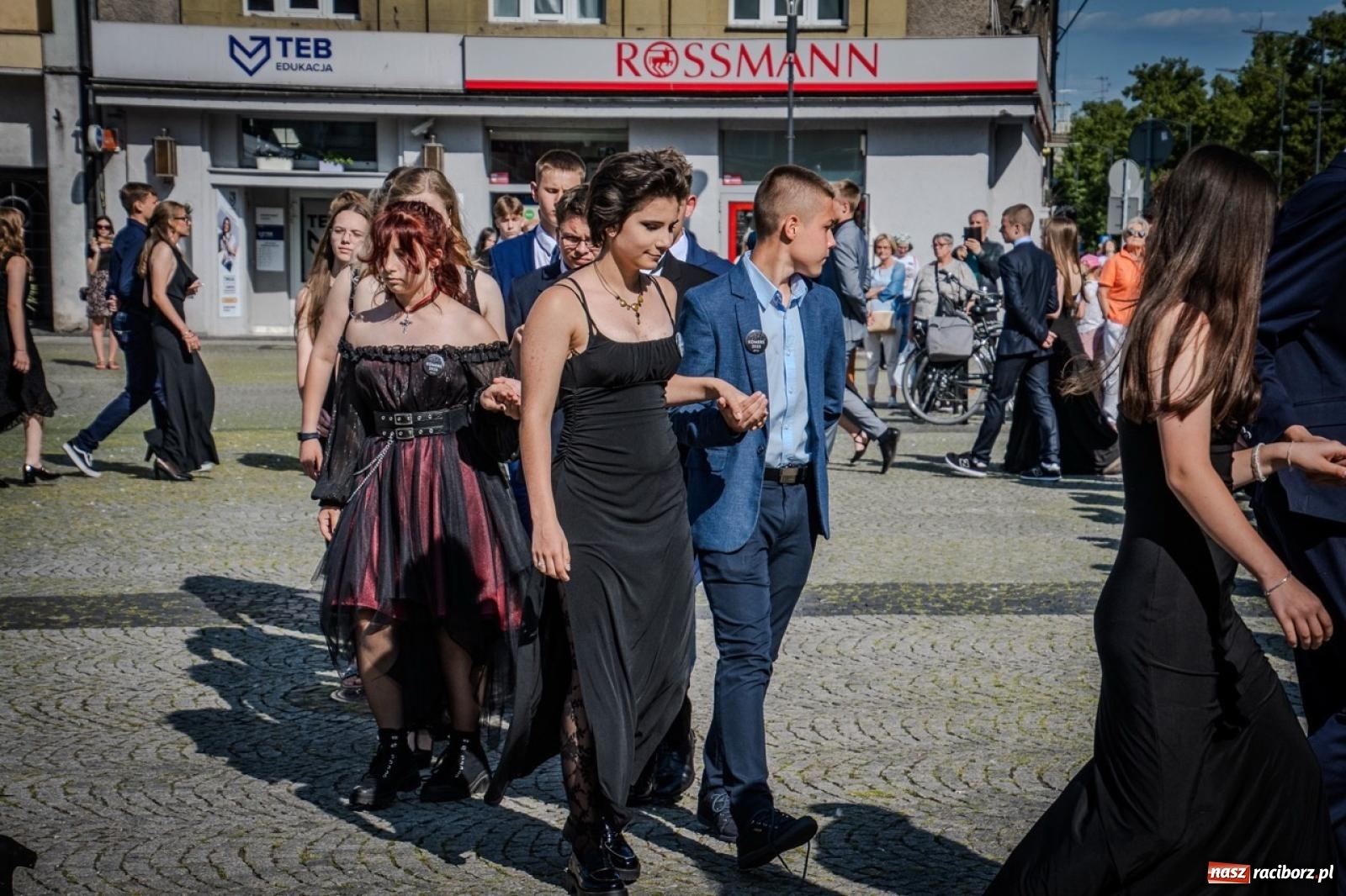 Zdjęcie w galerii na portalu naszraciborz.pl: Polonez ósmoklasistów SP 15 na raciborskim rynku wiadomości z regionu