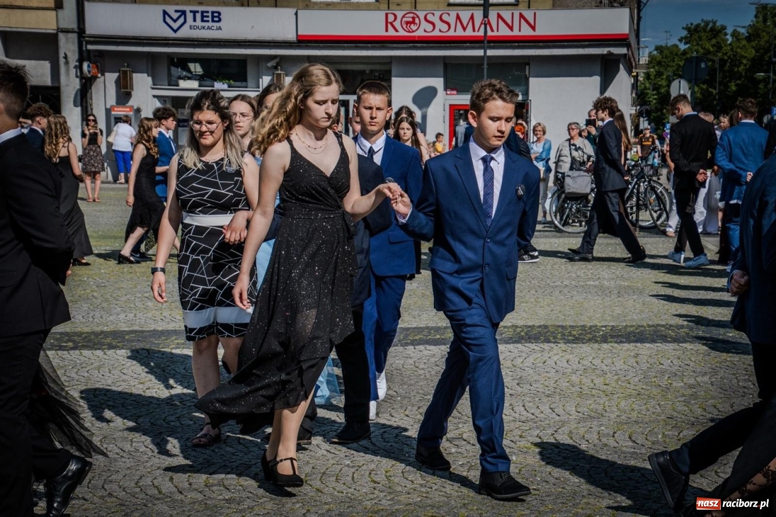 Zdjęcie w galerii na portalu naszraciborz.pl: Polonez ósmoklasistów SP 15 na raciborskim rynku wiadomości z regionu