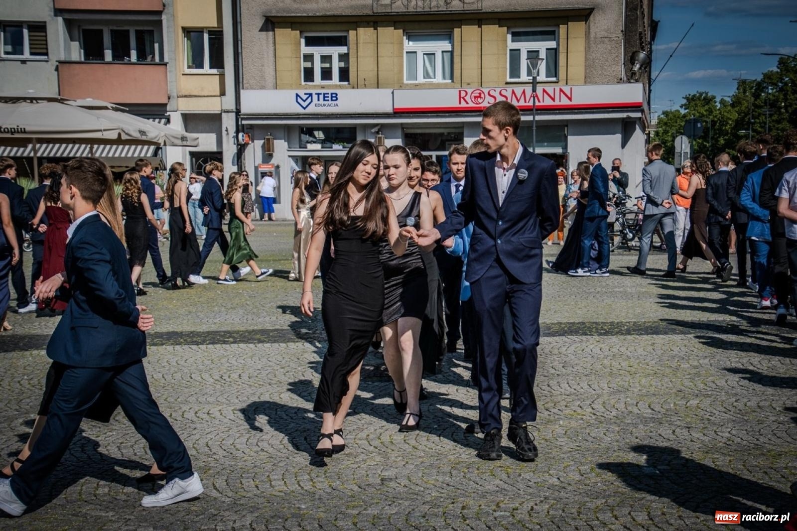 Zdjęcie w galerii na portalu naszraciborz.pl: Polonez ósmoklasistów SP 15 na raciborskim rynku wiadomości z regionu