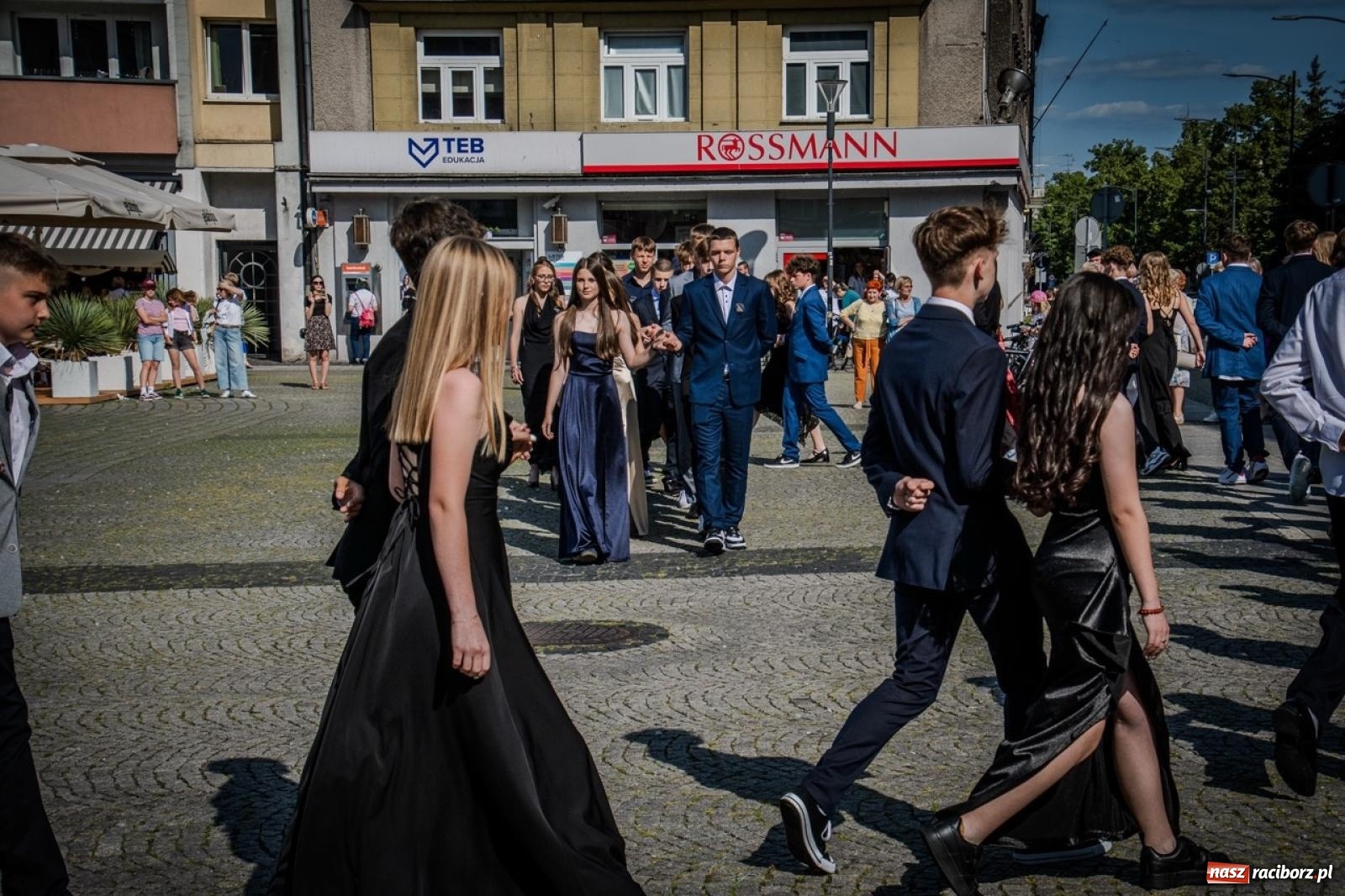 Zdjęcie w galerii na portalu naszraciborz.pl: Polonez ósmoklasistów SP 15 na raciborskim rynku wiadomości z regionu