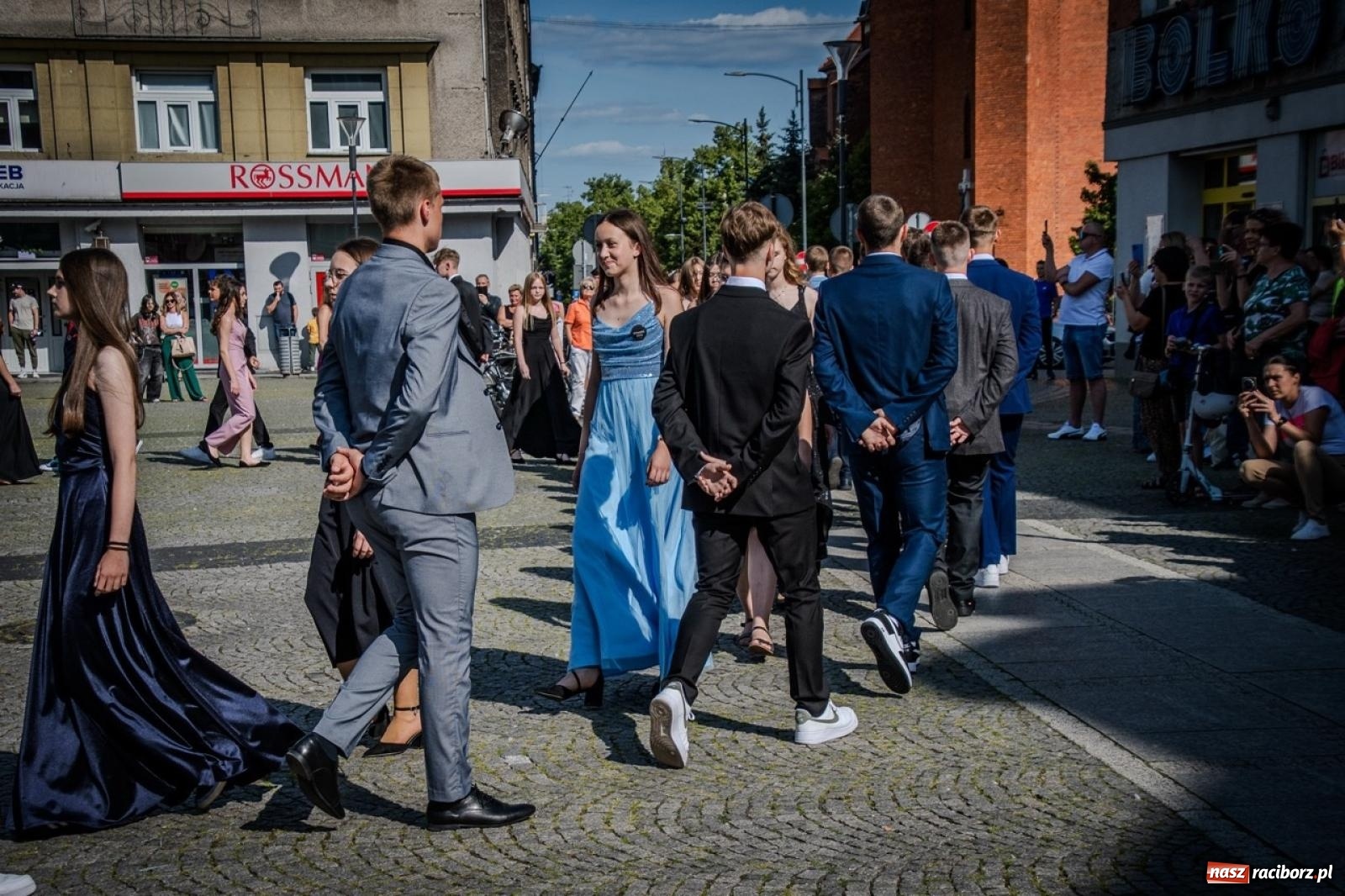 Zdjęcie w galerii na portalu naszraciborz.pl: Polonez ósmoklasistów SP 15 na raciborskim rynku wiadomości z regionu