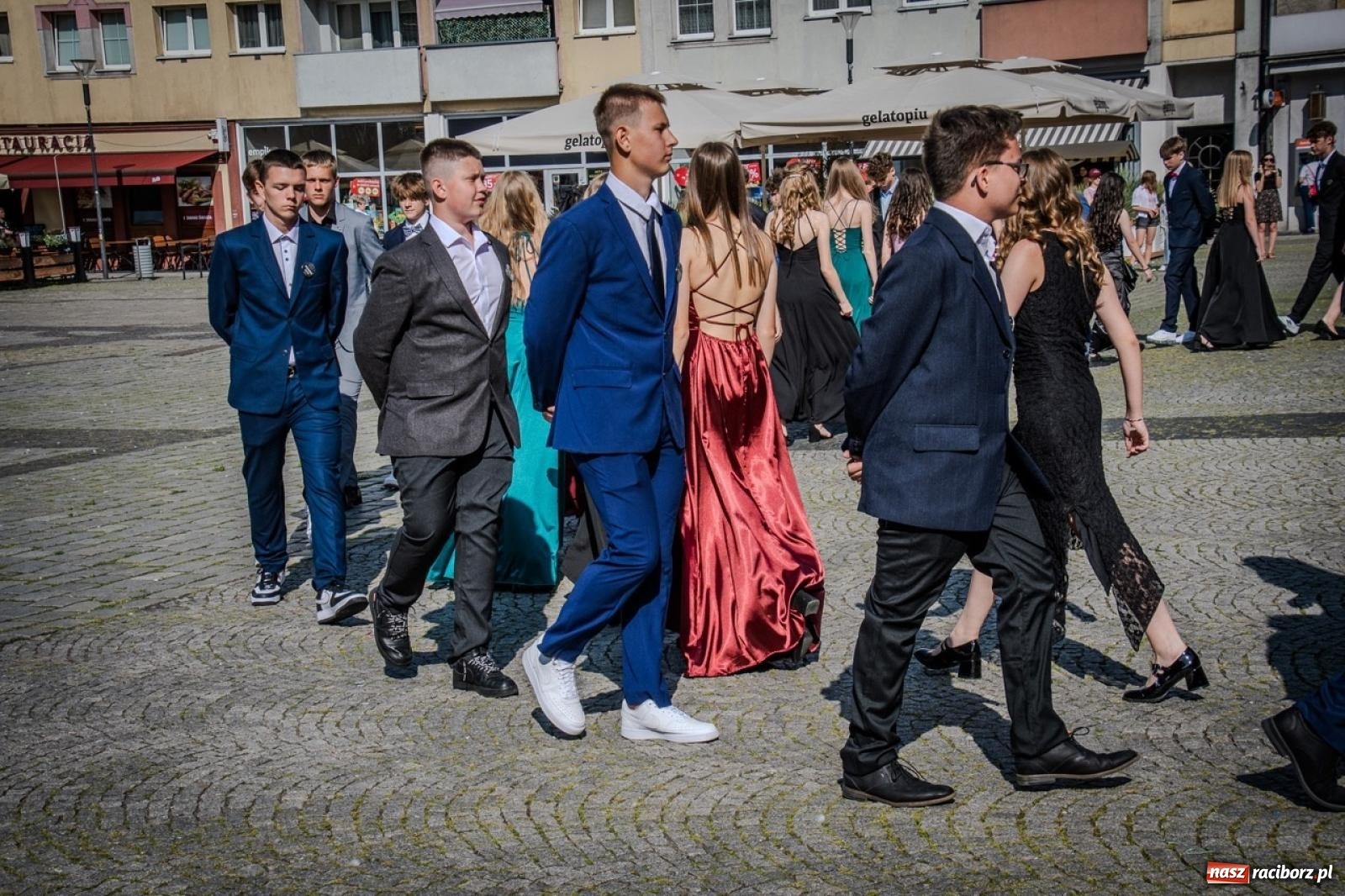 Zdjęcie w galerii na portalu naszraciborz.pl: Polonez ósmoklasistów SP 15 na raciborskim rynku wiadomości z regionu