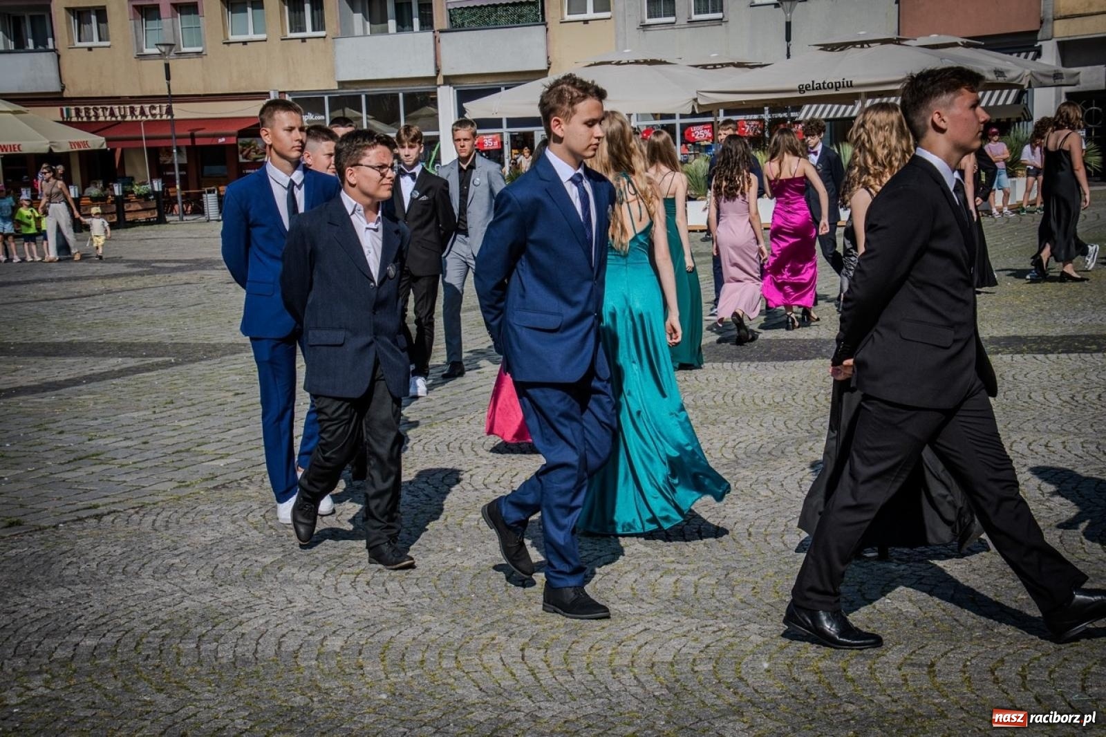 Zdjęcie w galerii na portalu naszraciborz.pl: Polonez ósmoklasistów SP 15 na raciborskim rynku wiadomości z regionu