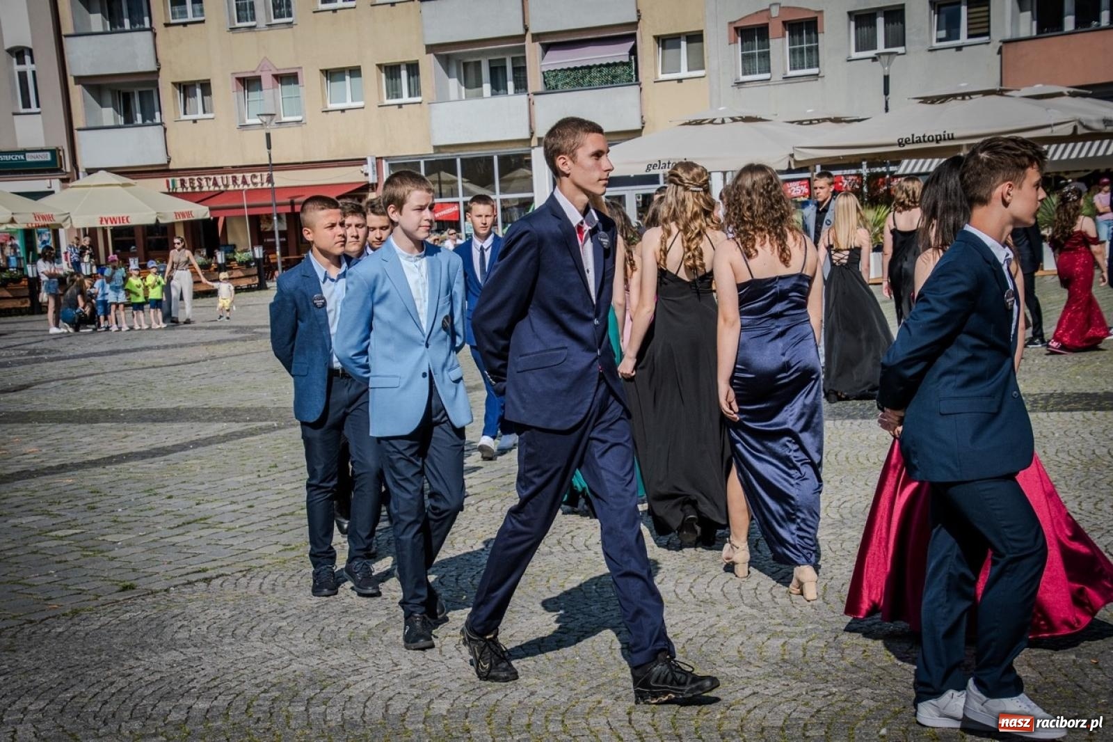 Zdjęcie w galerii na portalu naszraciborz.pl: Polonez ósmoklasistów SP 15 na raciborskim rynku wiadomości z regionu