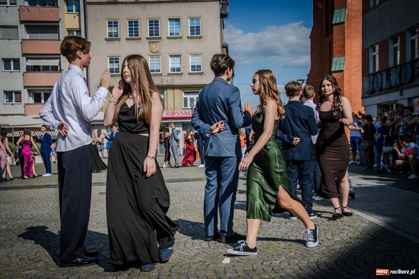 Zdjęcie w galerii na portalu naszraciborz.pl: Polonez ósmoklasistów SP 15 na raciborskim rynku wiadomości z regionu