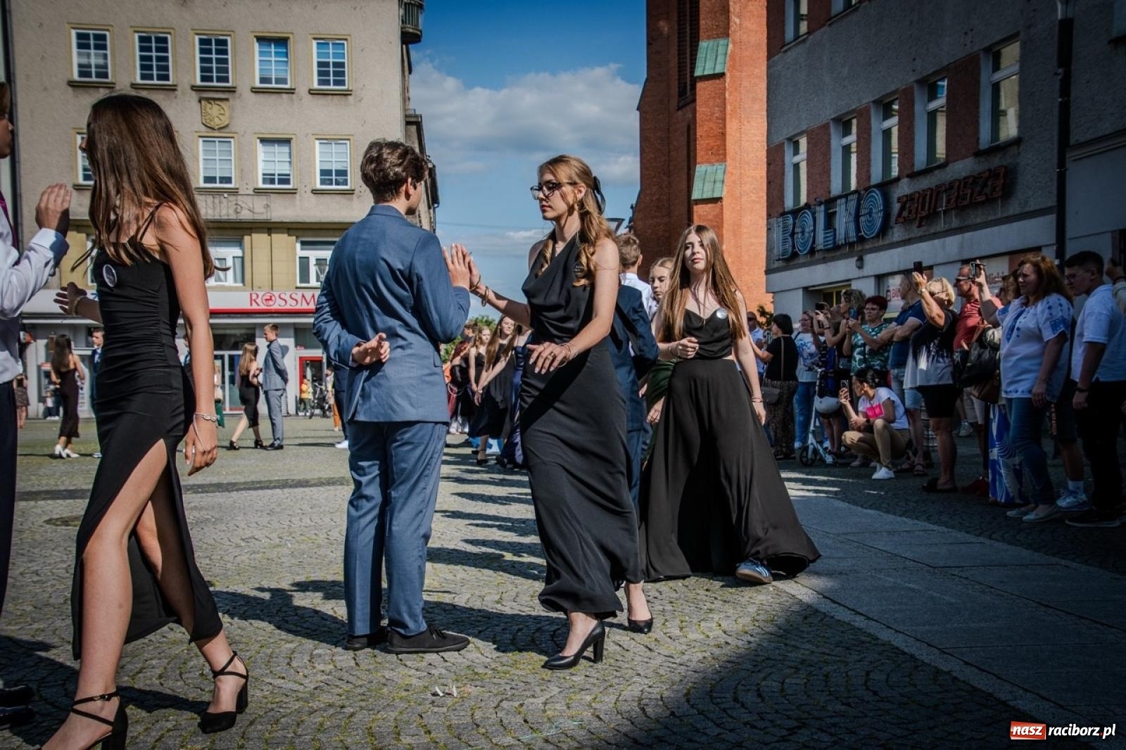 Zdjęcie w galerii na portalu naszraciborz.pl: Polonez ósmoklasistów SP 15 na raciborskim rynku wiadomości z regionu