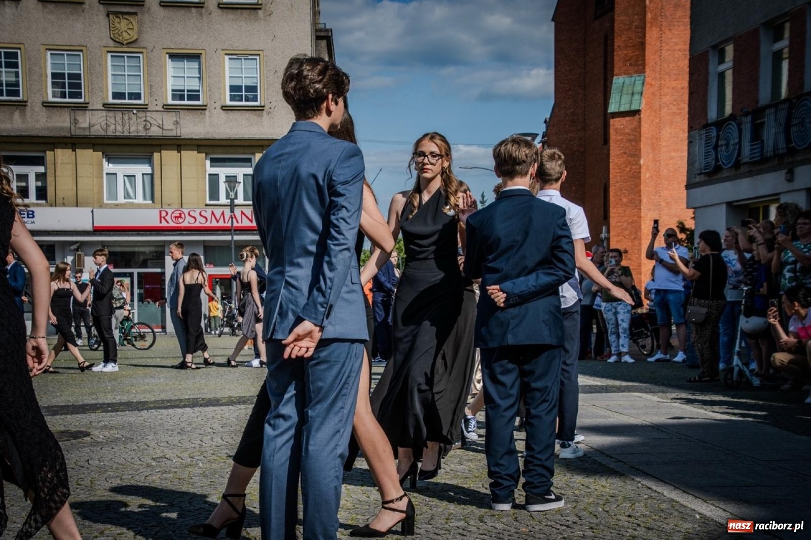 Zdjęcie w galerii na portalu naszraciborz.pl: Polonez ósmoklasistów SP 15 na raciborskim rynku wiadomości z regionu