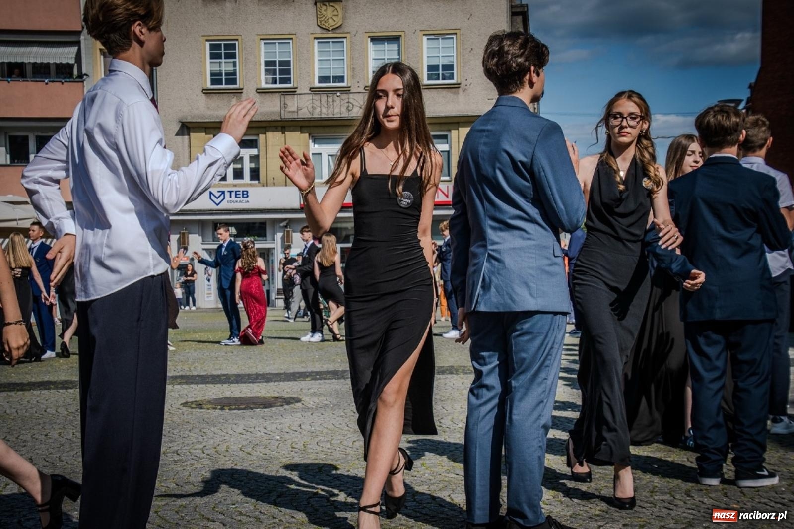 Zdjęcie w galerii na portalu naszraciborz.pl: Polonez ósmoklasistów SP 15 na raciborskim rynku wiadomości z regionu