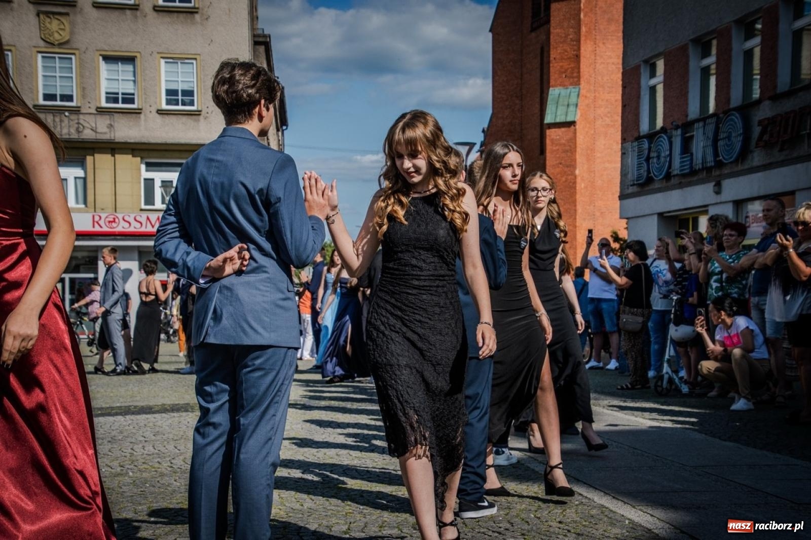 Zdjęcie w galerii na portalu naszraciborz.pl: Polonez ósmoklasistów SP 15 na raciborskim rynku wiadomości z regionu