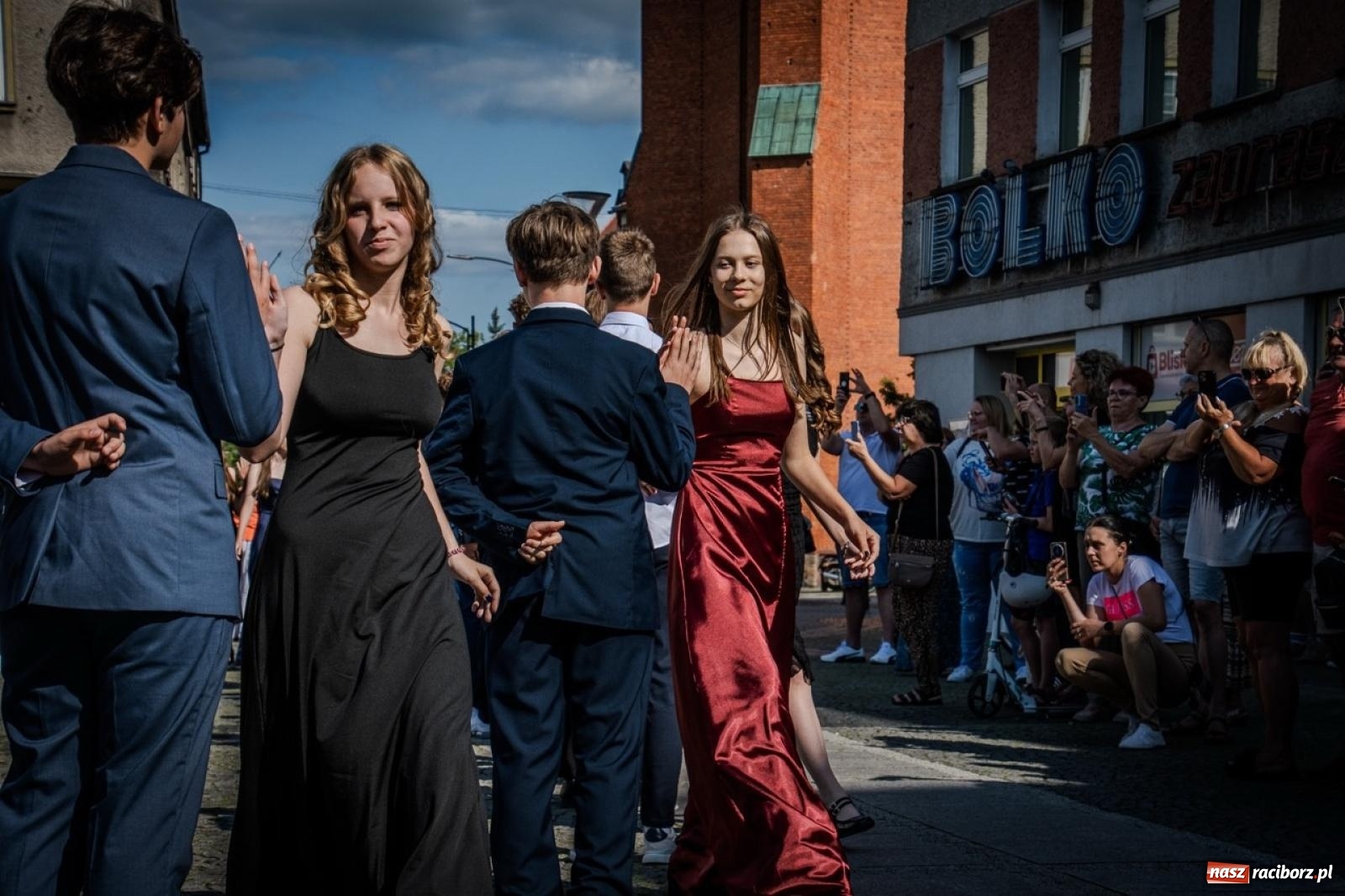 Zdjęcie w galerii na portalu naszraciborz.pl: Polonez ósmoklasistów SP 15 na raciborskim rynku wiadomości z regionu
