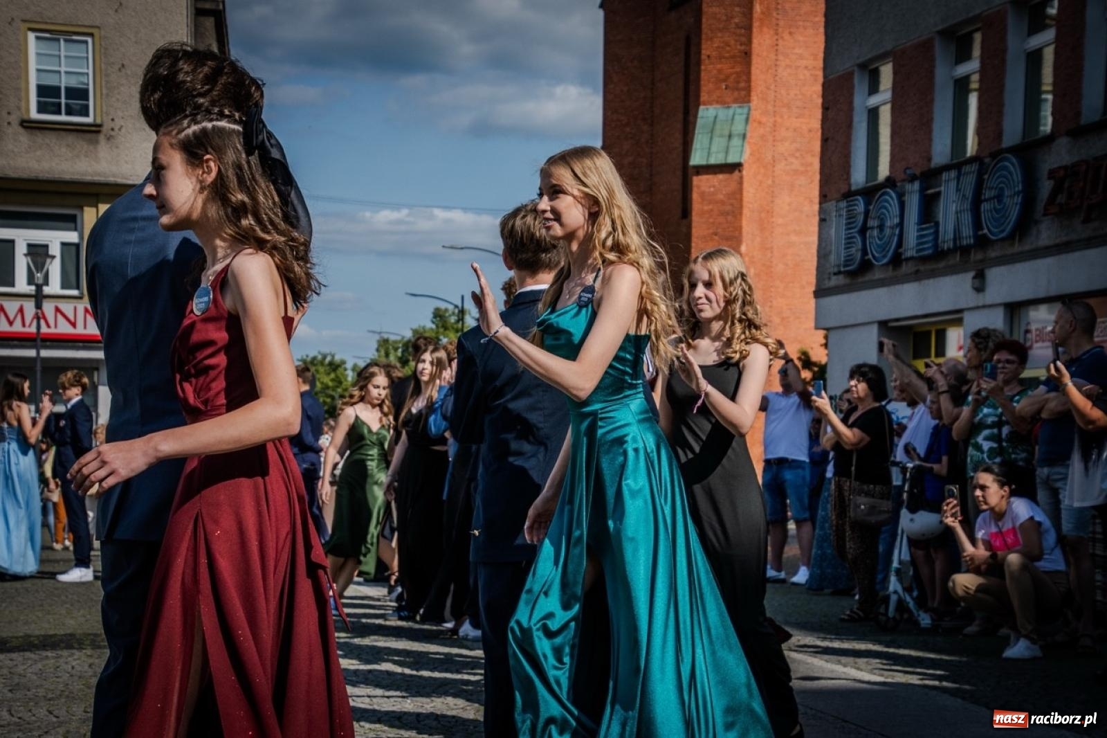 Zdjęcie w galerii na portalu naszraciborz.pl: Polonez ósmoklasistów SP 15 na raciborskim rynku wiadomości z regionu