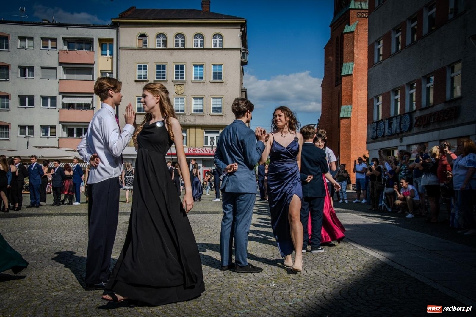 Zdjęcie w galerii na portalu naszraciborz.pl: Polonez ósmoklasistów SP 15 na raciborskim rynku wiadomości z regionu