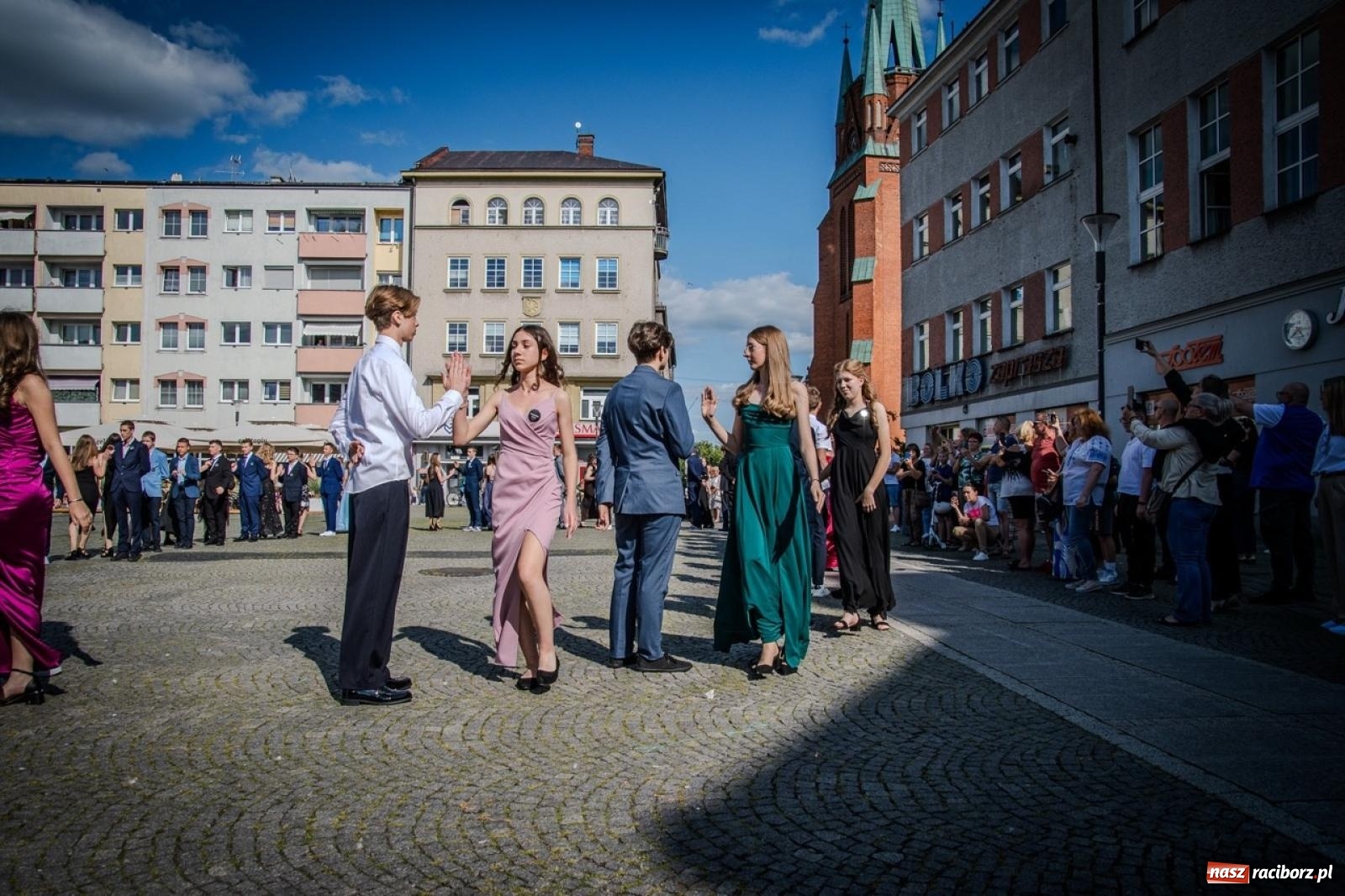 Zdjęcie w galerii na portalu naszraciborz.pl: Polonez ósmoklasistów SP 15 na raciborskim rynku wiadomości z regionu