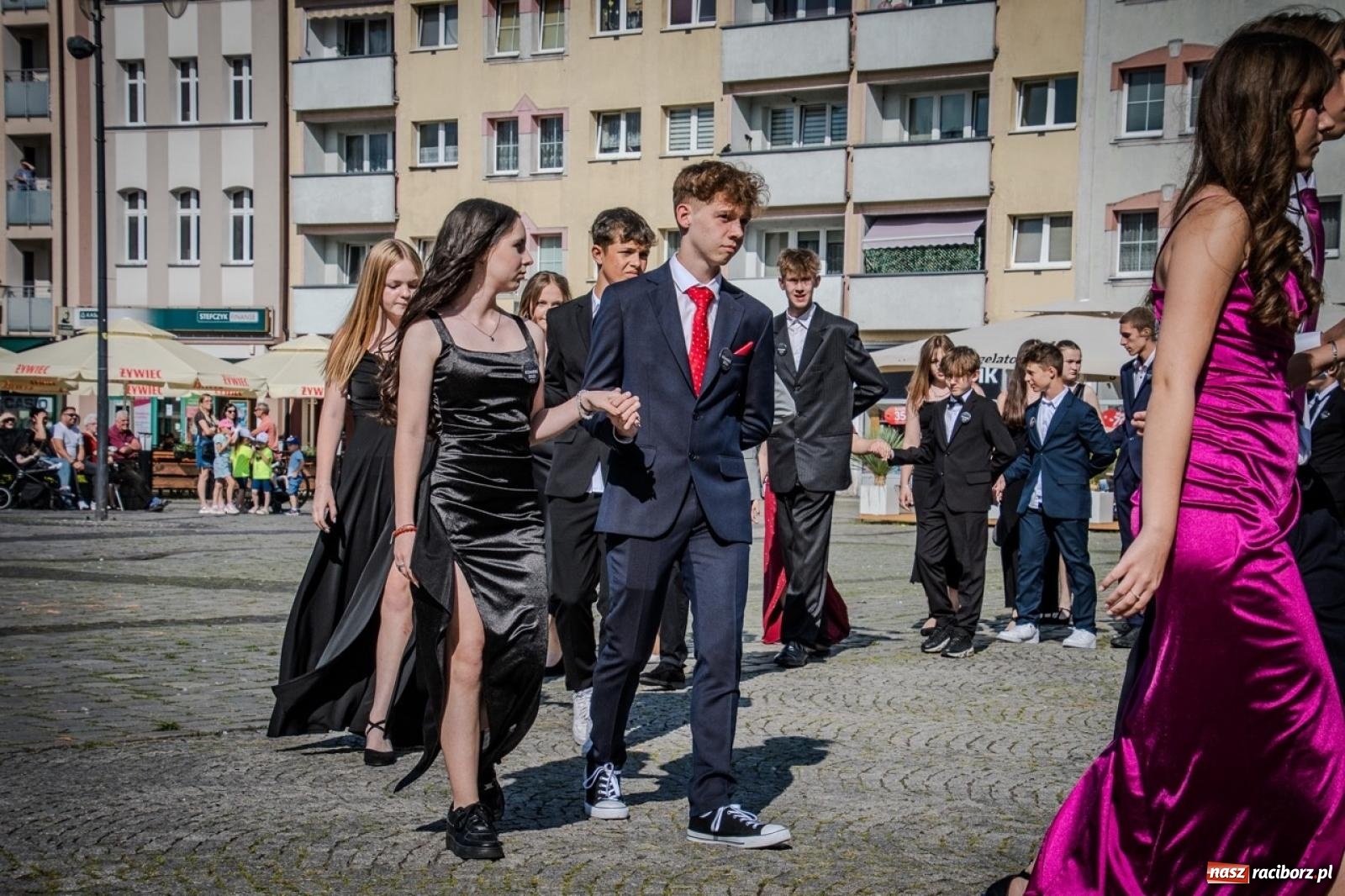 Zdjęcie w galerii na portalu naszraciborz.pl: Polonez ósmoklasistów SP 15 na raciborskim rynku wiadomości z regionu
