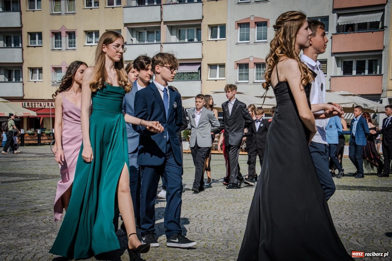 Zdjęcie w galerii na portalu naszraciborz.pl: Polonez ósmoklasistów SP 15 na raciborskim rynku wiadomości z regionu