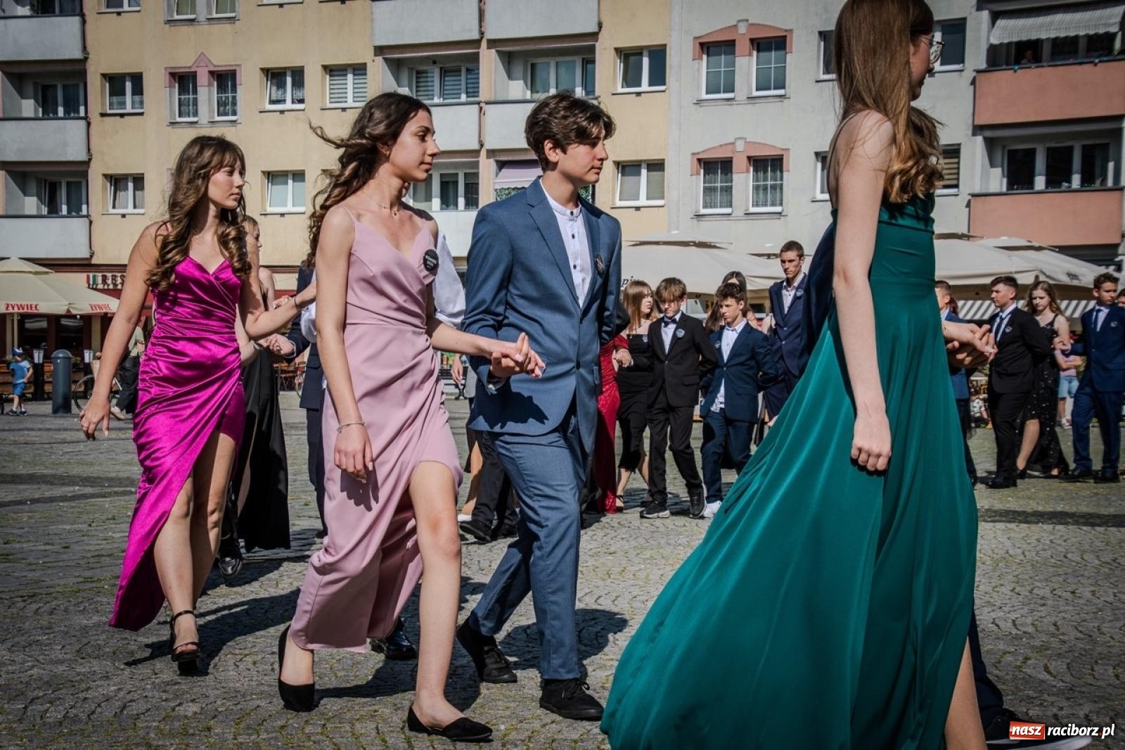 Zdjęcie w galerii na portalu naszraciborz.pl: Polonez ósmoklasistów SP 15 na raciborskim rynku wiadomości z regionu