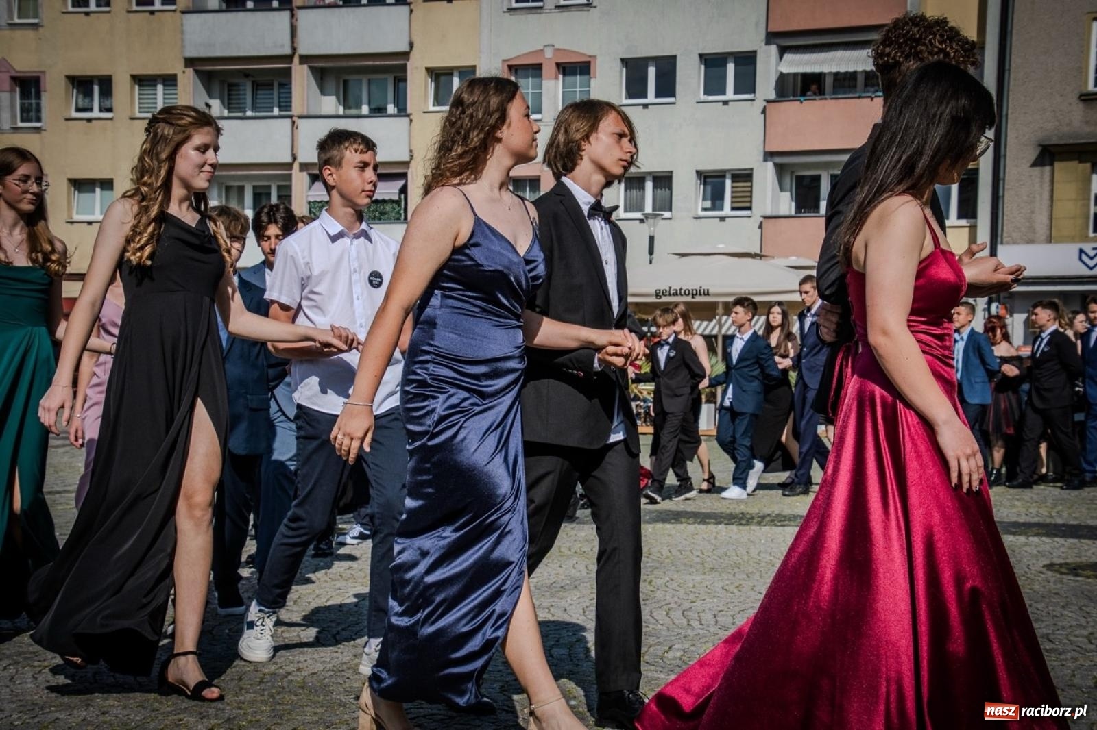 Zdjęcie w galerii na portalu naszraciborz.pl: Polonez ósmoklasistów SP 15 na raciborskim rynku wiadomości z regionu