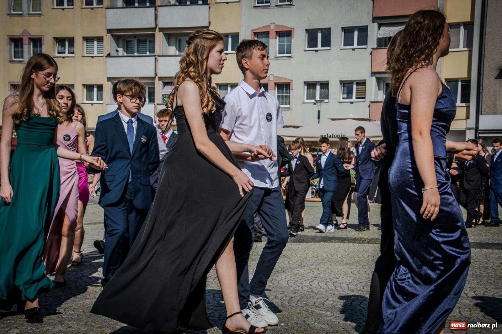 Zdjęcie w galerii na portalu naszraciborz.pl: Polonez ósmoklasistów SP 15 na raciborskim rynku wiadomości z regionu