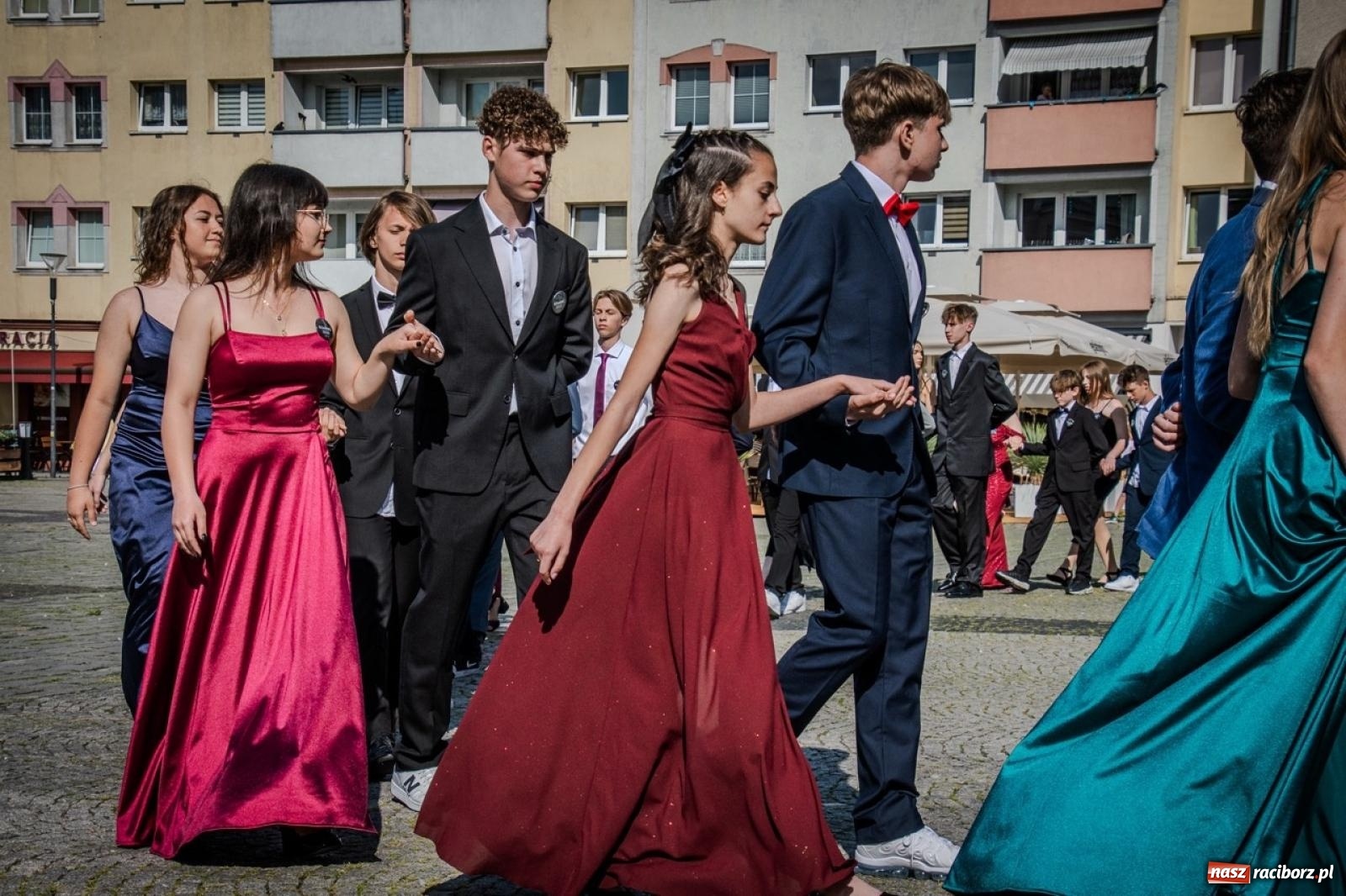 Zdjęcie w galerii na portalu naszraciborz.pl: Polonez ósmoklasistów SP 15 na raciborskim rynku wiadomości z regionu