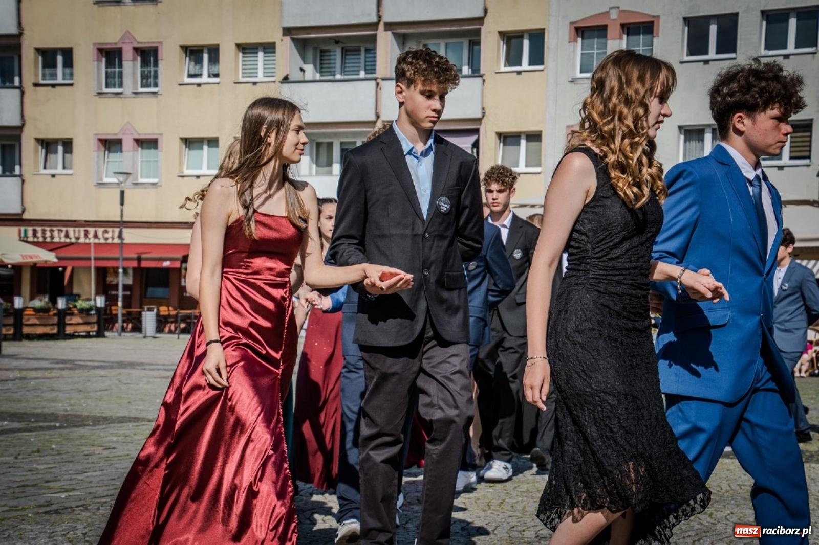 Zdjęcie w galerii na portalu naszraciborz.pl: Polonez ósmoklasistów SP 15 na raciborskim rynku wiadomości z regionu