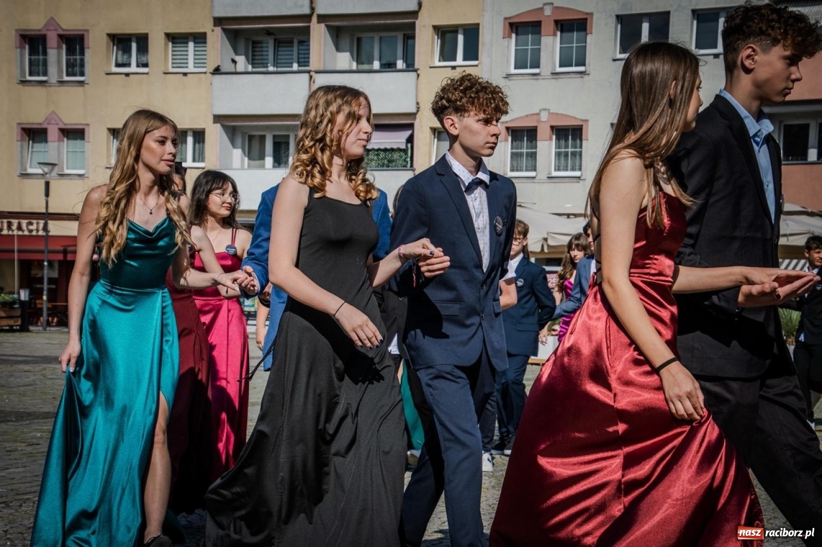 Zdjęcie w galerii na portalu naszraciborz.pl: Polonez ósmoklasistów SP 15 na raciborskim rynku wiadomości z regionu