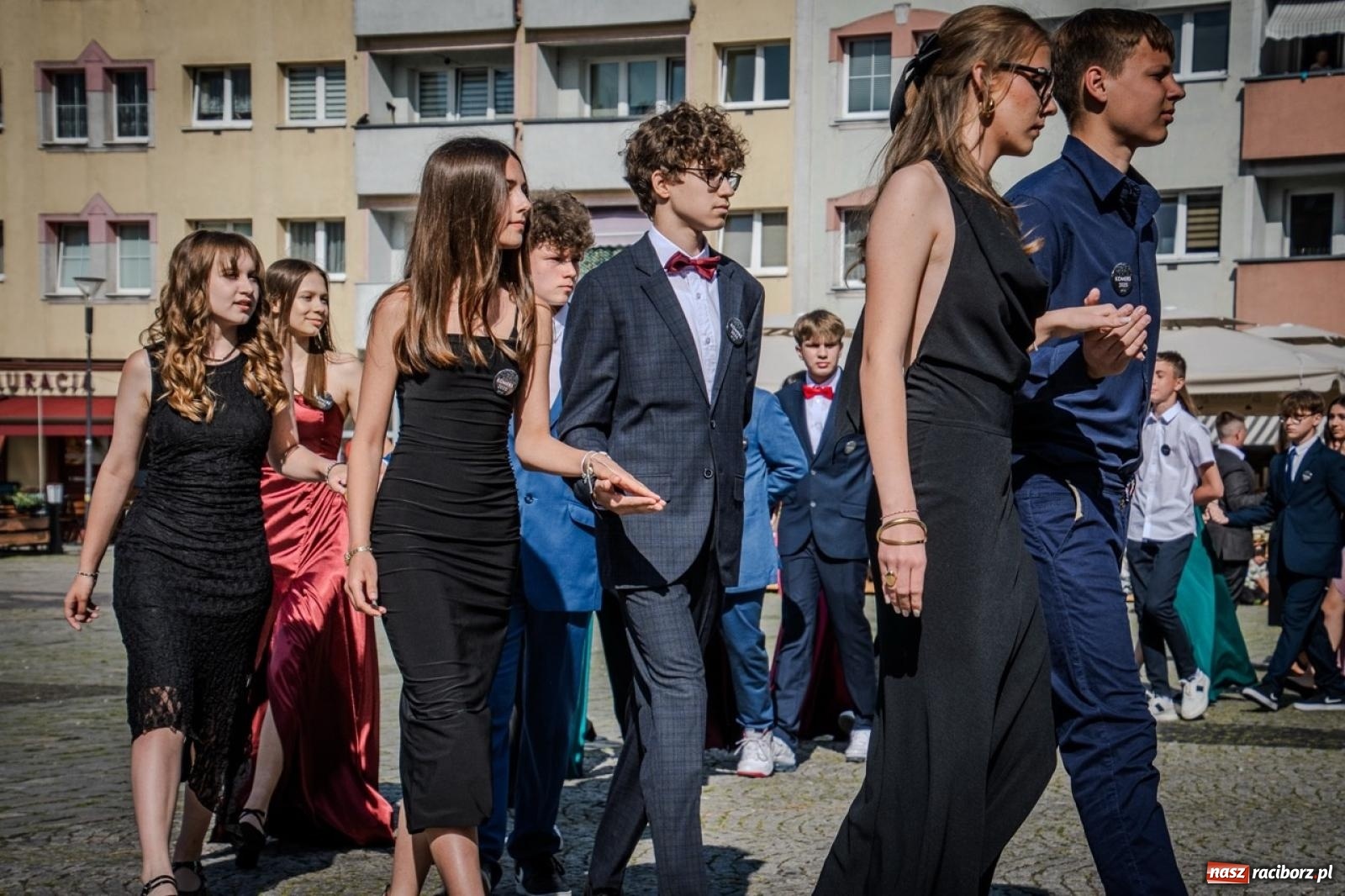 Zdjęcie w galerii na portalu naszraciborz.pl: Polonez ósmoklasistów SP 15 na raciborskim rynku wiadomości z regionu