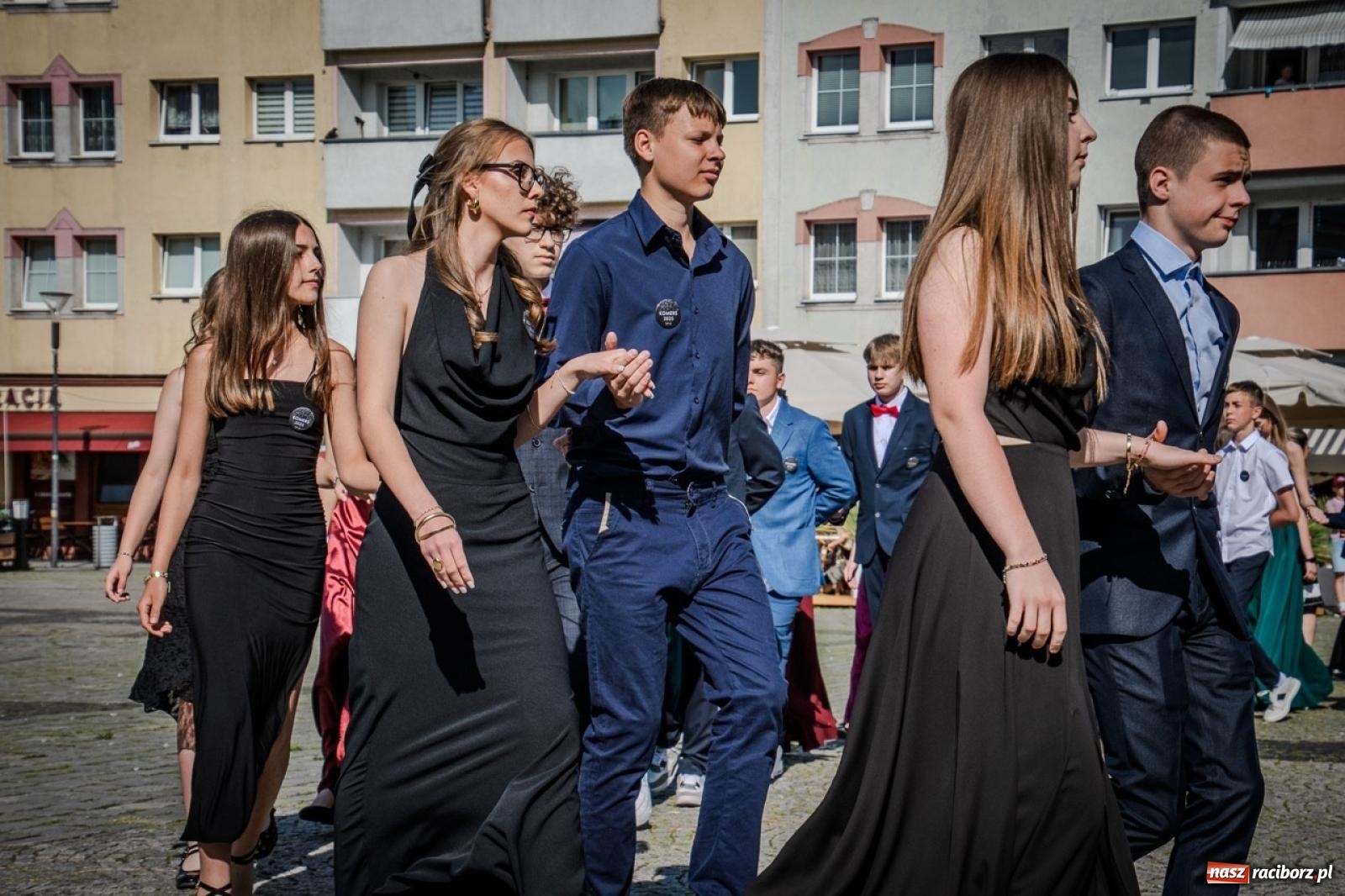 Zdjęcie w galerii na portalu naszraciborz.pl: Polonez ósmoklasistów SP 15 na raciborskim rynku wiadomości z regionu